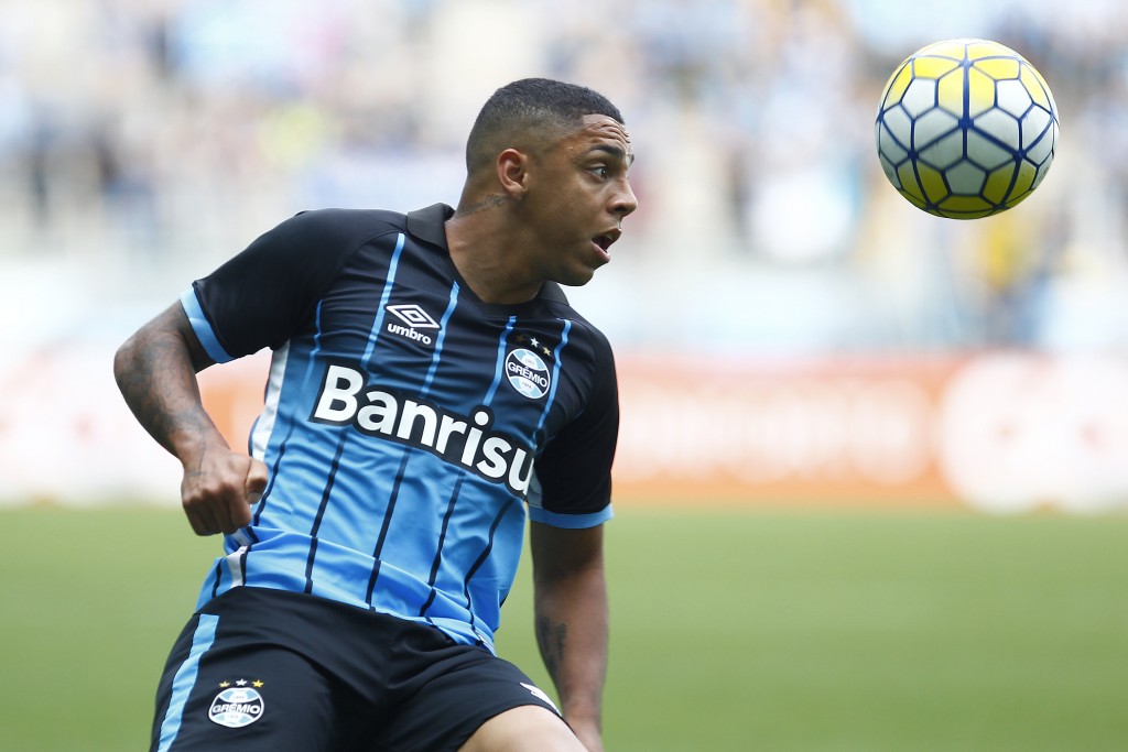 PORTO ALEGRE, BRAZIL - NOVEMBER 20: Wallace Oliveira of Gremio battles for the ball against Tony of America-MG during the match Gremio v America-MG as part of Brasileirao Series A 2016, at Arena do Gremio on November 20, 2016, in Porto Alegre, Brazil. (Photo by Lucas Uebel/Getty Images)
