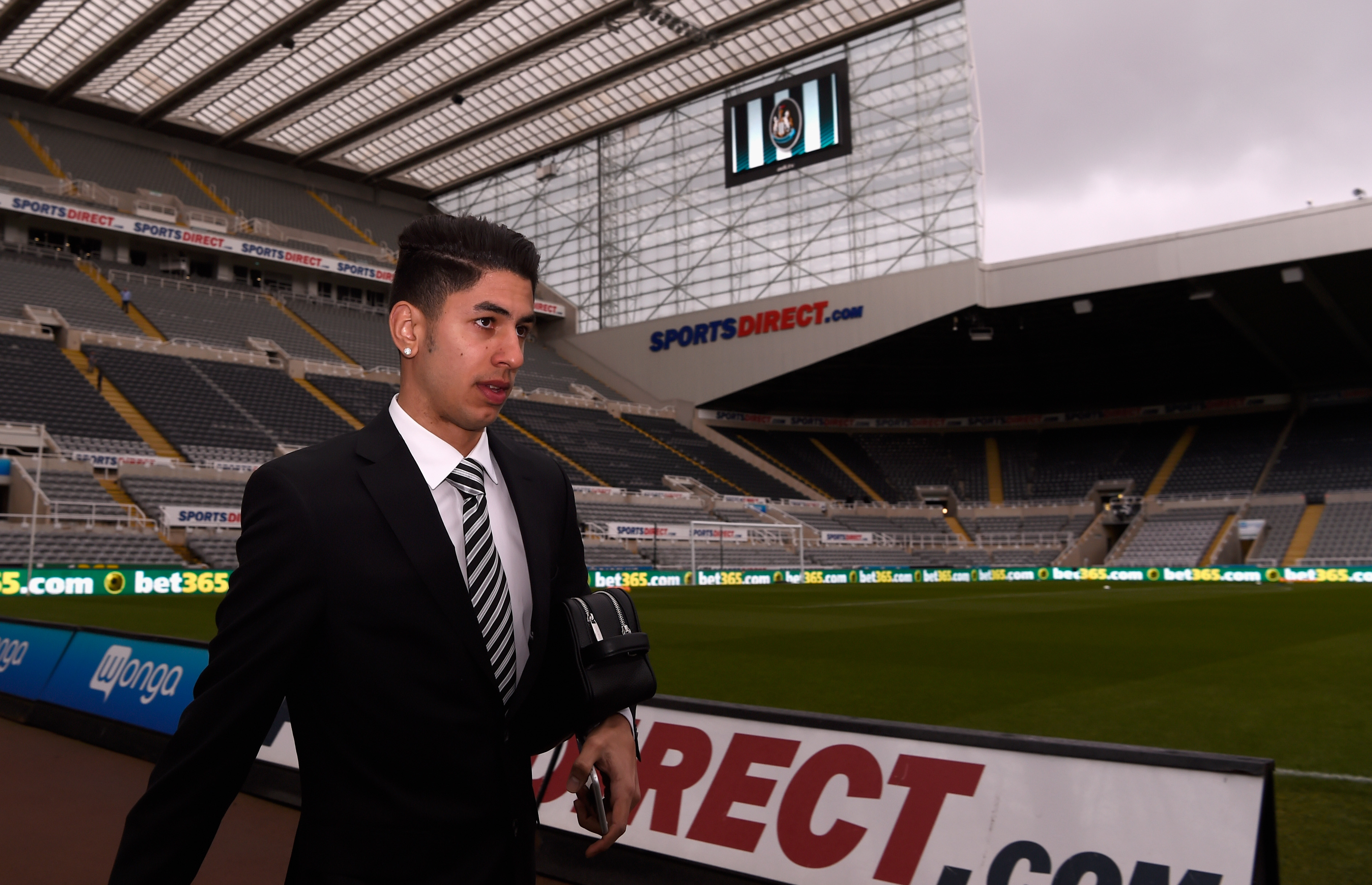 NEWCASTLE UPON TYNE, ENGLAND - MARCH 05: Newcastle player Ayoze Perez arrives at the ground before the Barclays Premier League match between Newcastle United at A.F.C. Bournemouth at St James' Park on March 5 in Newcastle upon Tyne, England. (Photo by Stu Forster/Getty Images)
