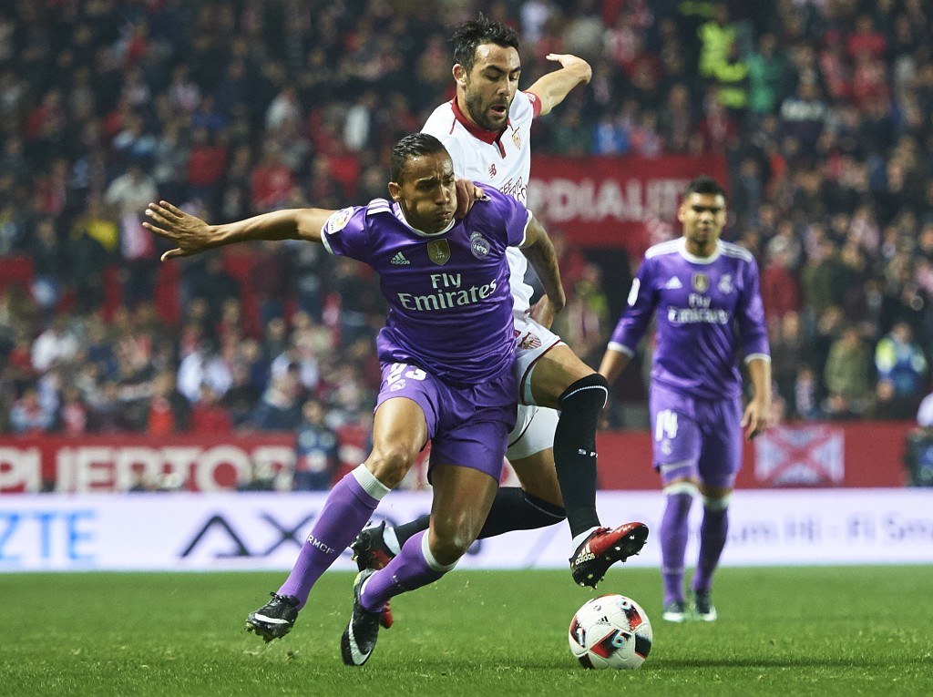 SEVILLE, SPAIN - JANUARY 12: Danilo of Real Madrid CF (L) competes for the ball with Vicente Iborra of Sevilla FC (L) during the Copa del Rey Round of 16 Second Leg match between Sevilla FC vs Real Madrid CF at Ramon Sanchez Pizjuan stadium on January 12, 2017 in Seville, Spain. (Photo by Aitor Alcalde/Getty Images)