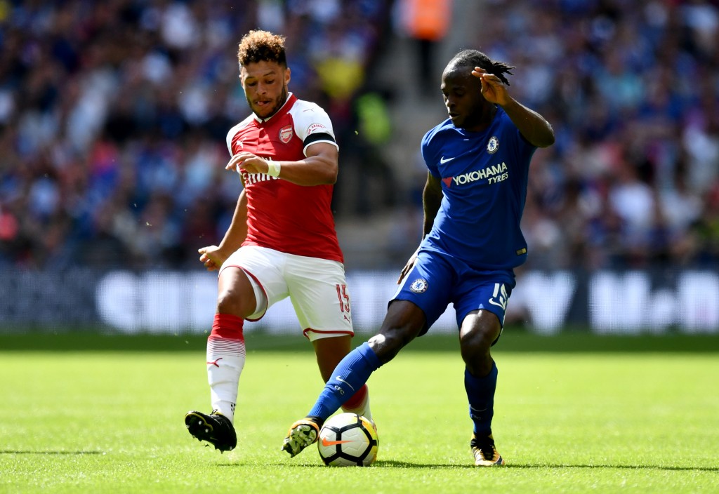 LONDON, ENGLAND - AUGUST 06: Alex Oxlade-Chamberlain of Arsenal and Victor Moses of Chelsea battle for possession during the The FA Community Shield final between Chelsea and Arsenal at Wembley Stadium on August 6, 2017 in London, England. (Photo by Dan Mullan/Getty Images)