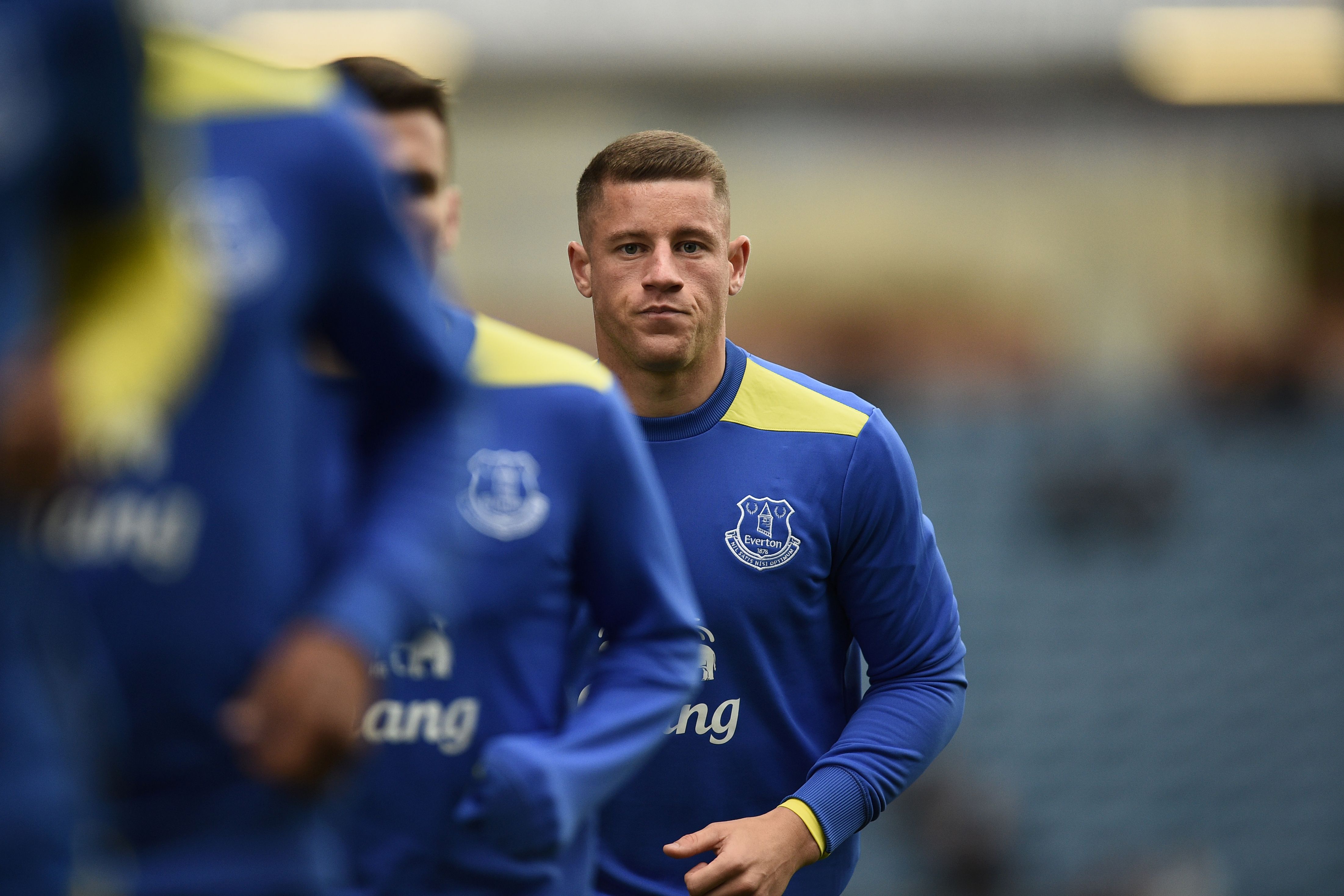Everton's English midfielder Ross Barkley (R) and teammates warm up ahead of the English Premier League football match between Burnley and Everton at Turf Moor in Burnley, north west England on October 22, 2016. / AFP / Oli SCARFF / RESTRICTED TO EDITORIAL USE. No use with unauthorized audio, video, data, fixture lists, club/league logos or 'live' services. Online in-match use limited to 75 images, no video emulation. No use in betting, games or single club/league/player publications. / (Photo credit should read OLI SCARFF/AFP/Getty Images)