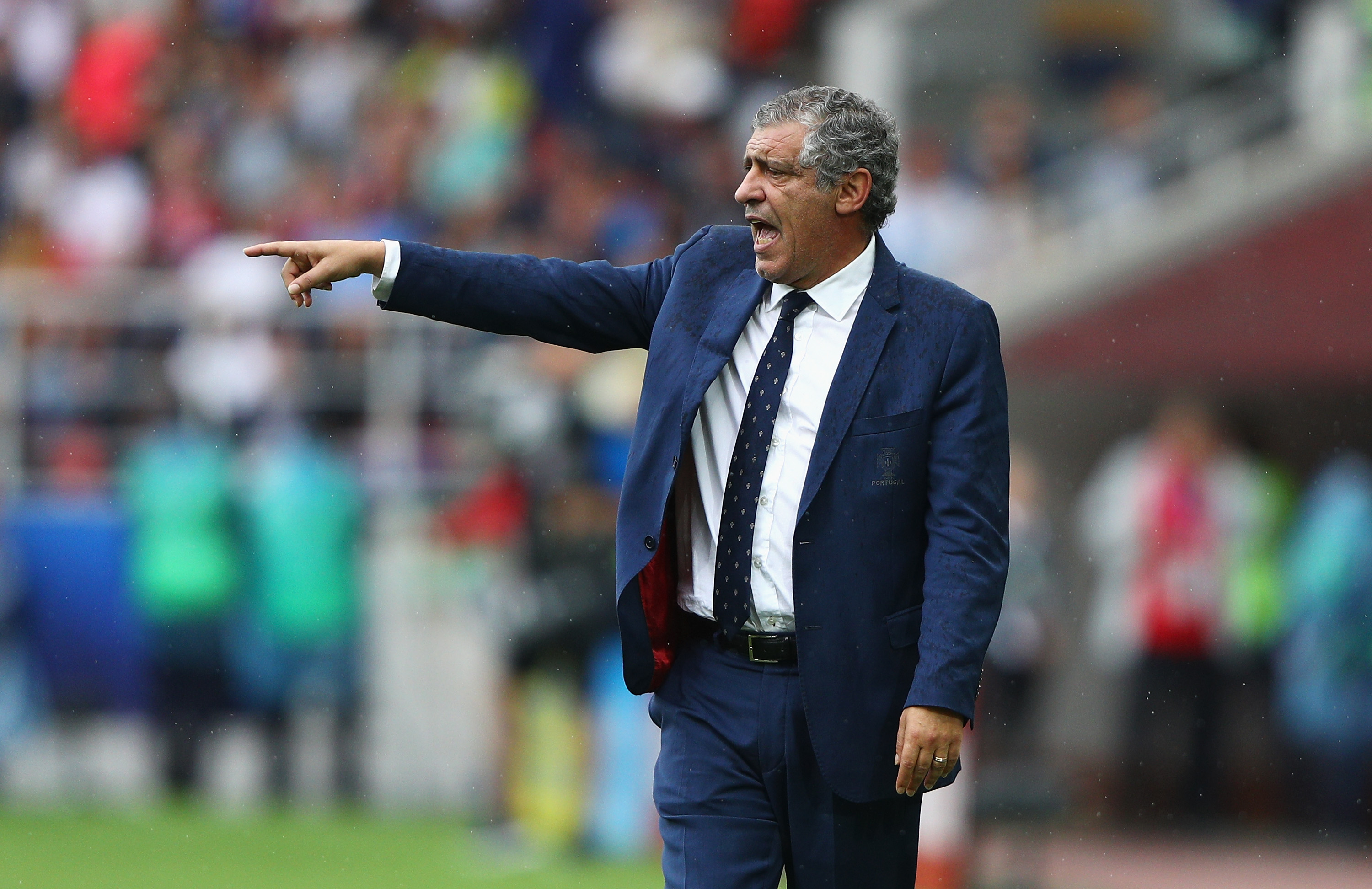 MOSCOW, RUSSIA - JULY 02: Fernando Santos head coach of Portugal gives his team instructions during the FIFA Confederations Cup Russia 2017 Play-Off for Third Place between Portugal and Mexico at Spartak Stadium on July 2, 2017 in Moscow, Russia. (Photo by Ian Walton/Getty Images)