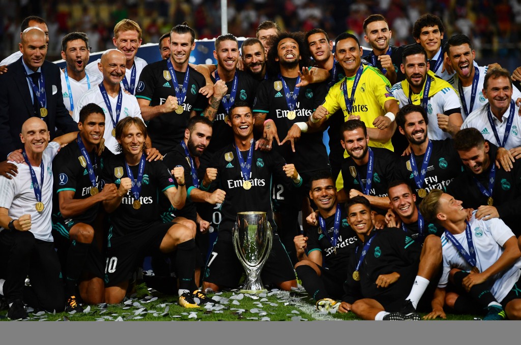 SKOPJE, MACEDONIA - AUGUST 08: The Real Madrid team celebrate with UEFA Super Cup trophy after the UEFA Super Cup final between Real Madrid and Manchester United at the Philip II Arena on August 8, 2017 in Skopje, Macedonia. (Photo by Dan Mullan/Getty Images)