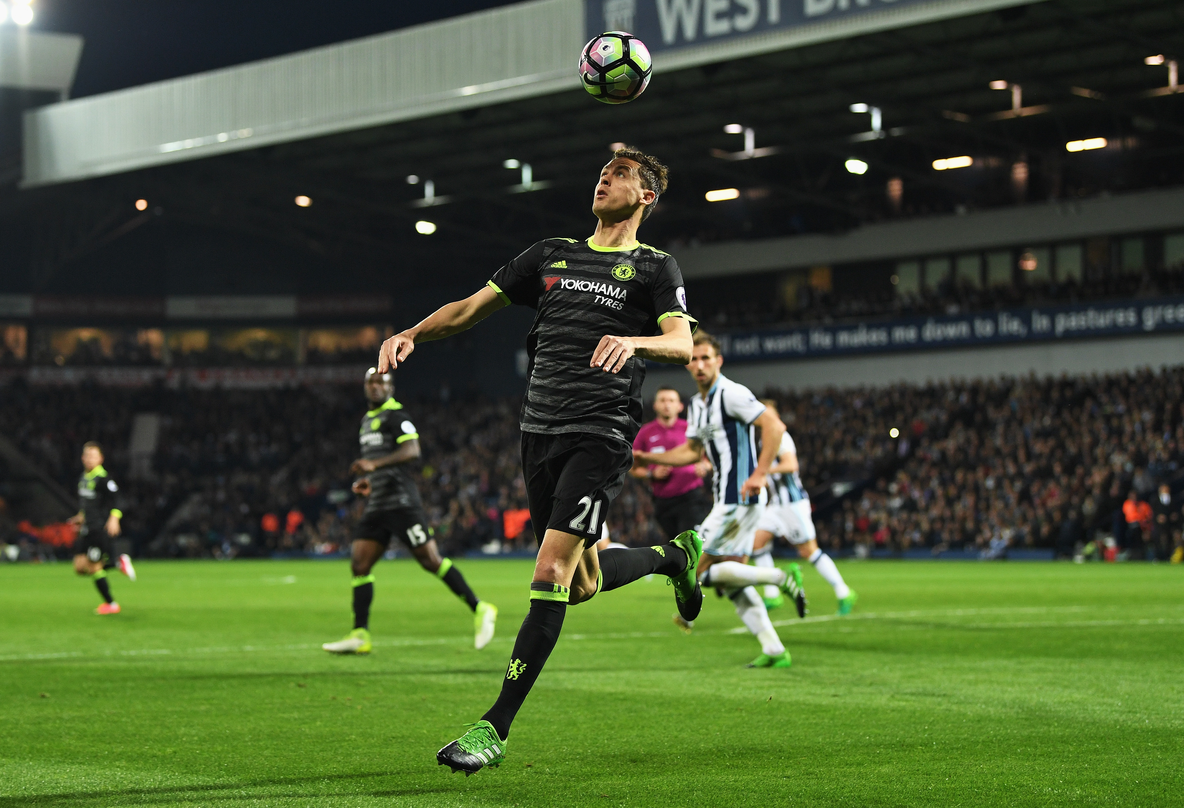 WEST BROMWICH, ENGLAND - MAY 12: Nemanja Matic of Chelsea controlls the ball with his head during the Premier League match between West Bromwich Albion and Chelsea at The Hawthorns on May 12, 2017 in West Bromwich, England.  (Photo by Michael Regan/Getty Images)
