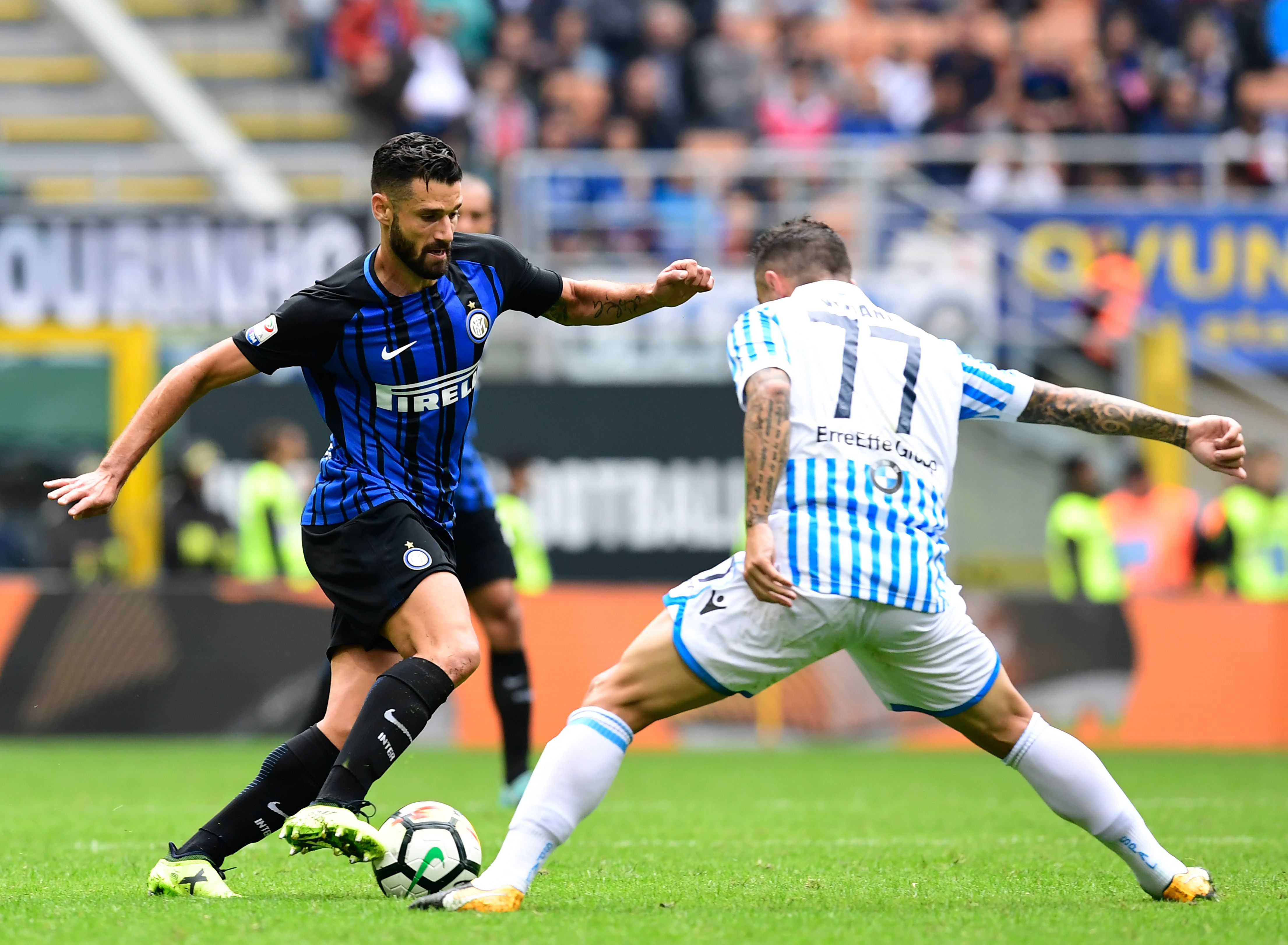 Inter Milan's Italian midfielder Antonio Candreva (L) fights for the ball with Spal's Italian midfielder Federico Viviani during the Italian Serie A football match between Inter Milan and Spal at San Siro Stadium in Milan on September 10, 2017. / AFP PHOTO / MIGUEL MEDINA / The erroneous mention appearing in the metadata of this photo by MIGUEL MEDINA has been modified in AFP systems in the following manner: [Inter Milan's Italian midfielder Antonio Candreva] instead of [Inter Milan's Italian midfielder Roberto Gagliardini]. Please immediately remove the erroneous mention from all your online services and delete it (them) from your servers. If you have been authorized by AFP to distribute it to third parties, please ensure that the same actions are carried out by them. Failure to promptly comply with these instructions will entail liability on your part for any continued or post notification usage. Therefore we thank you very much for all your attention and prompt action. We are sorry for the inconvenience this notification may cause and remain at your disposal for any further information you may require. (Photo credit should read MIGUEL MEDINA/AFP/Getty Images)