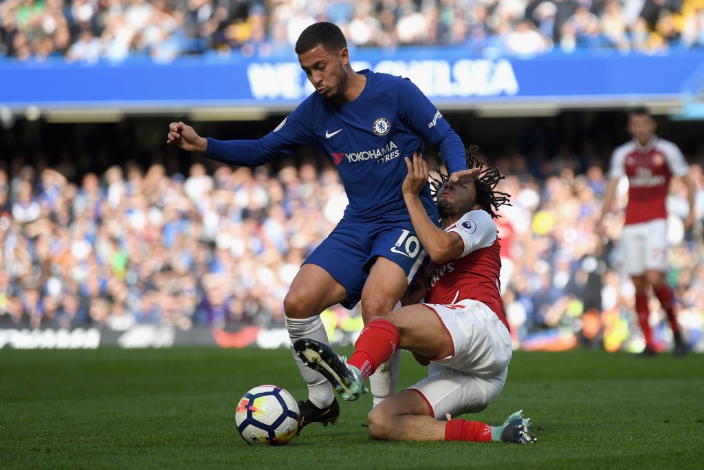 LONDON, ENGLAND - SEPTEMBER 17: Eden Hazard of Chelsea and Mohamed Elneny of Arsenal battle for possession during the Premier League match between Chelsea and Arsenal at Stamford Bridge on September 17, 2017 in London, England. (Photo by Mike Hewitt/Getty Images)