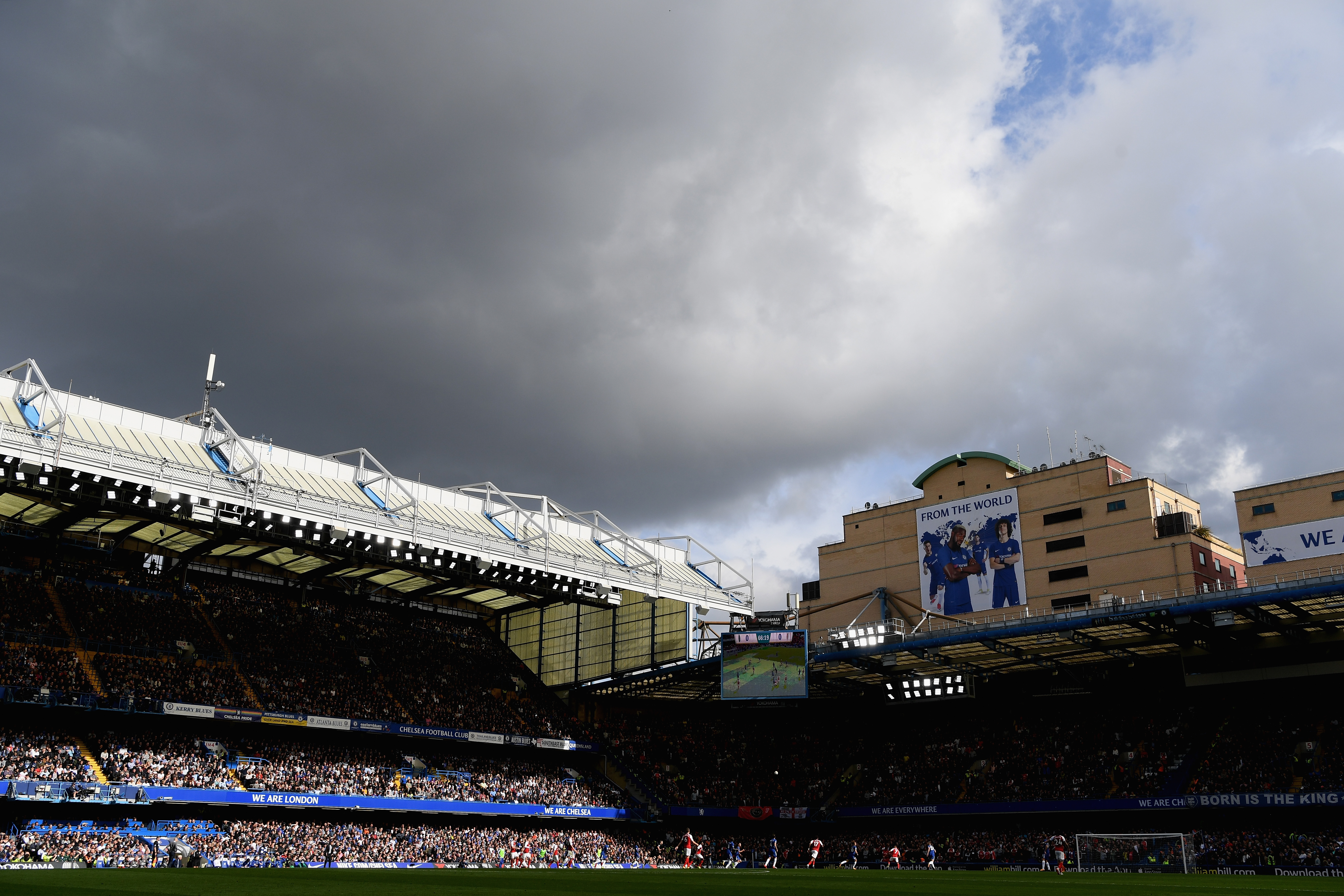 LONDON, ENGLAND - SEPTEMBER 17: General view inside the stadium during the Premier League match between Chelsea and Arsenal at Stamford Bridge on September 17, 2017 in London, England. (Photo by Shaun Botterill/Getty Images)