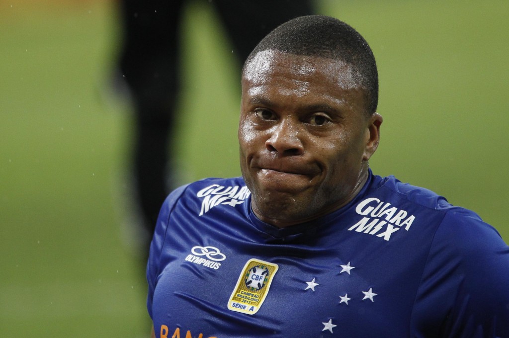 BELO HORIZONTE, BRAZIL - NOVEMBER 09: Julio Baptista #10 of Cruzeiro in action during a match between Cruzeiro and Criciuma as part of Brasileirao Series A 2014 at Mineirao Stadium on November 09, 2014 in Belo Horizonte, Brazil. (Photo by Washington Alves/Getty Images)