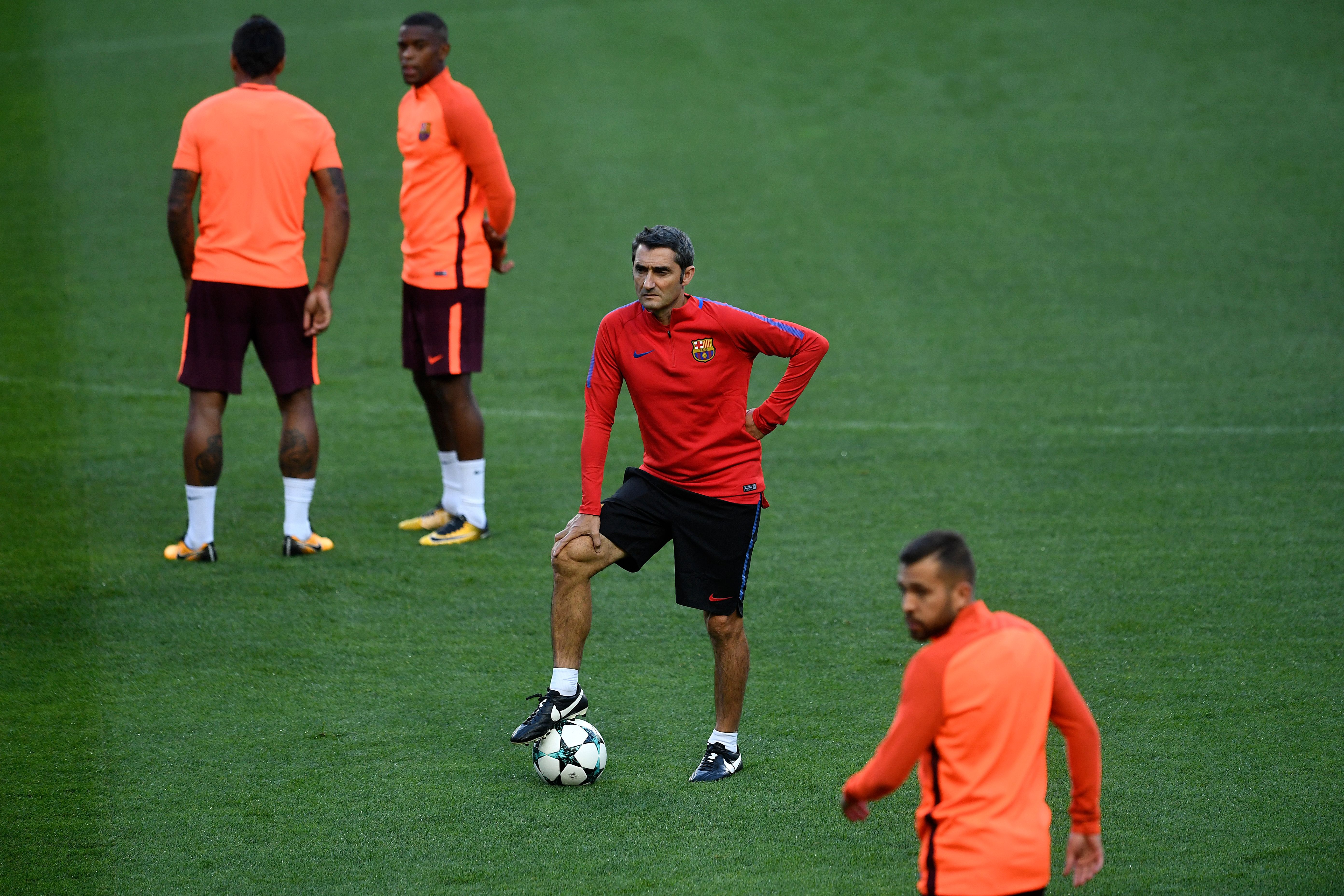 Barcelona's coach Ernesto Valverde stands on the pitch during a training session at Alvalade XXI stadium in Lisbon on September 26, 2017, on the eve of the UEFA Champions League football match Sporting vs Barcelona. / AFP PHOTO / FRANCISCO LEONG (Photo credit should read FRANCISCO LEONG/AFP/Getty Images)