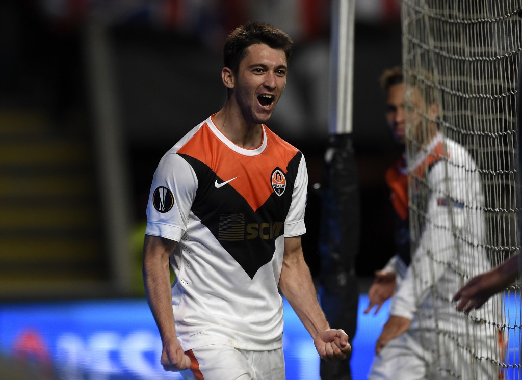 Shakhtar Donetsk's Argentinian forward Facundo Ferreyra celebrates after scoring a goal during the UEFA Europa League quarter finals first leg football match SC Braga vs FC Shakhtar Donetsk at the Braga Municipal stadium in Braga on April 7, 2016. / AFP / FRANCISCO LEONG (Photo credit should read FRANCISCO LEONG/AFP/Getty Images)