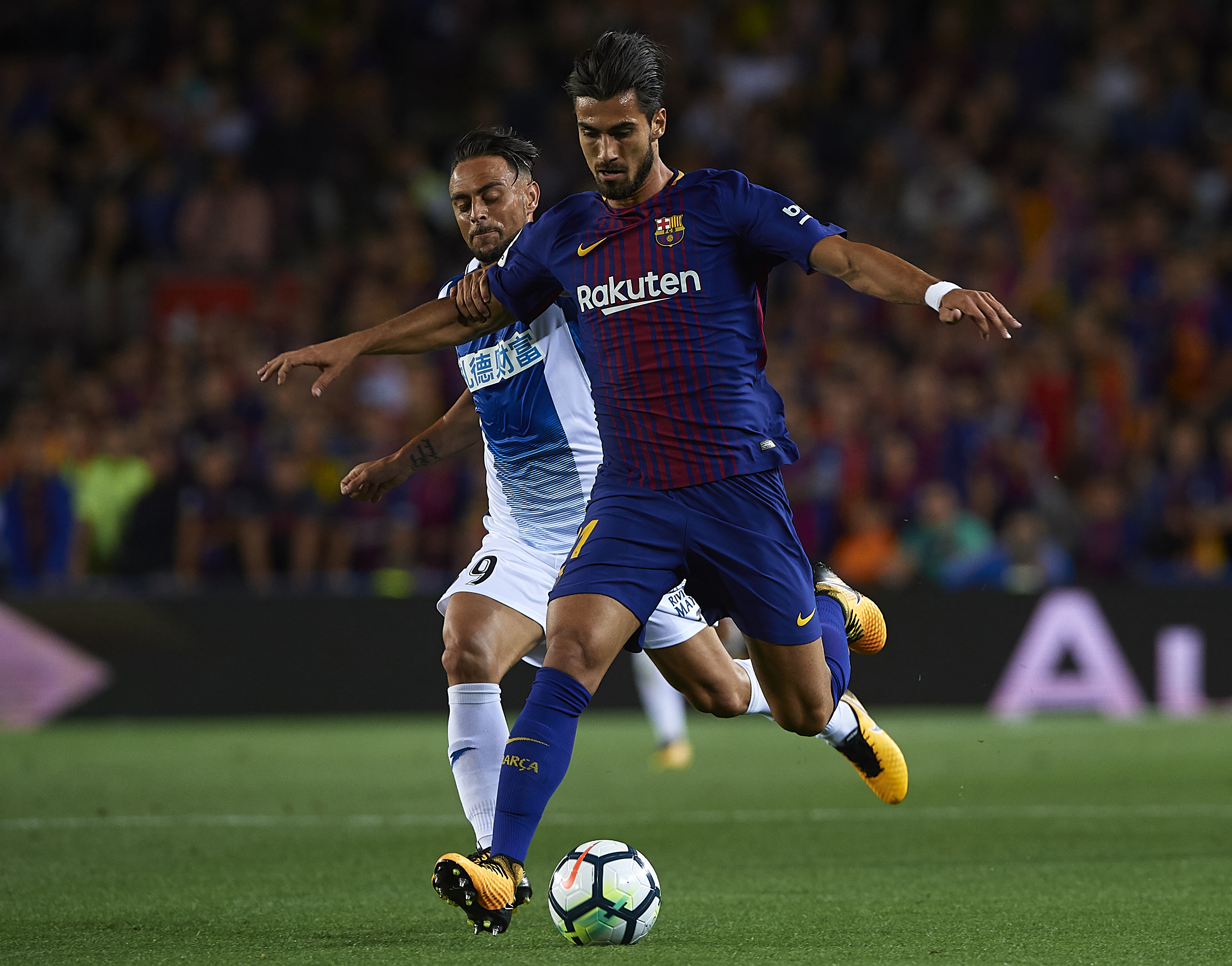 BARCELONA, SPAIN - SEPTEMBER 09: Andre Gomes (R) of Barcelona competes for the ball with Sergio Garcia of Espanyol during the La Liga match between Barcelona and Espanyol at Camp Nou on September 9, 2017 in Barcelona, Spain. (Photo by Manuel Queimadelos Alonso/Getty Images)