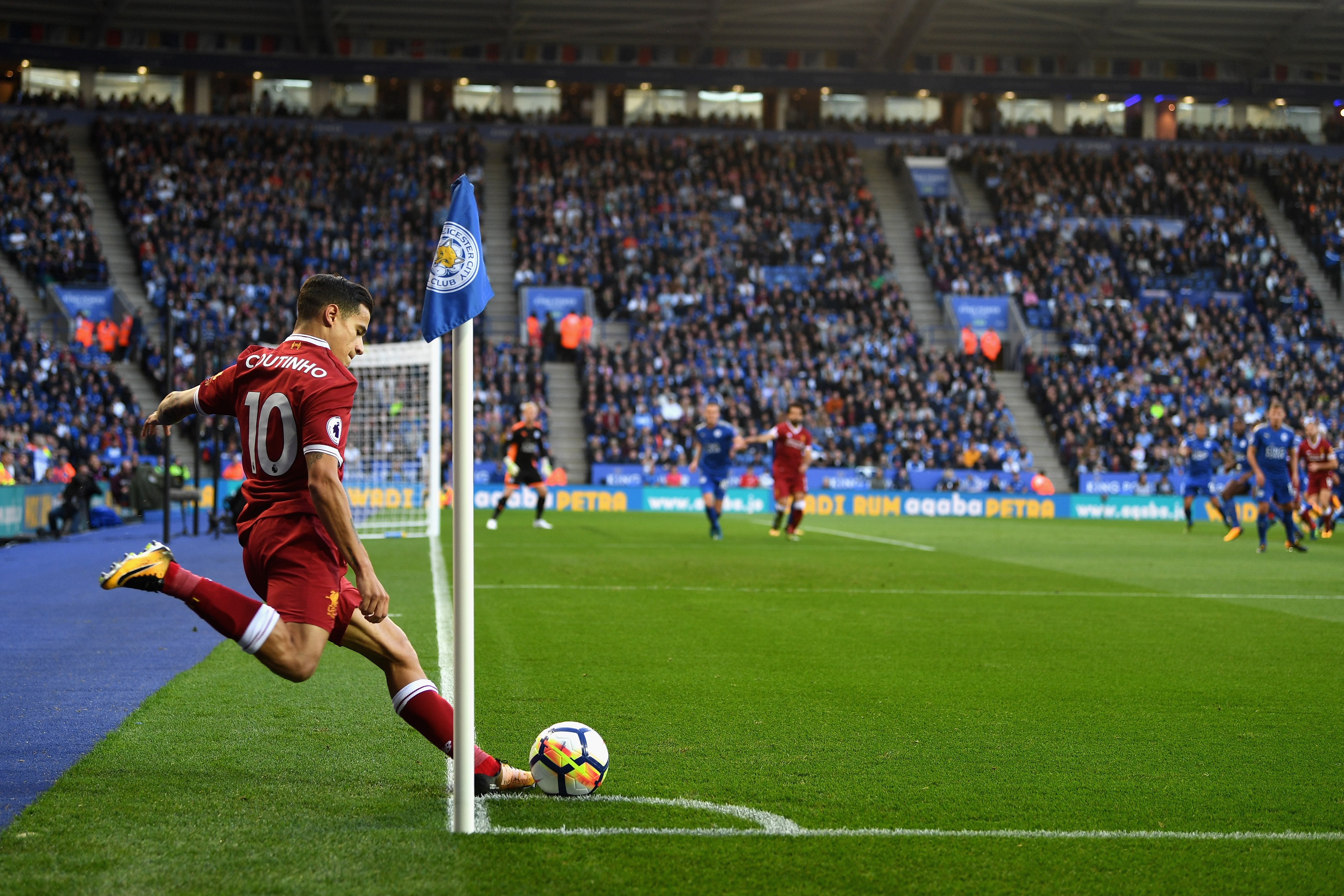 LEICESTER, ENGLAND - SEPTEMBER 23:  Philippe Coutinho of Liverpool takes a corner kick during the Premier League match between Leicester City and Liverpool at The King Power Stadium on September 23, 2017 in Leicester, England.  (Photo by Michael Regan/Getty Images)