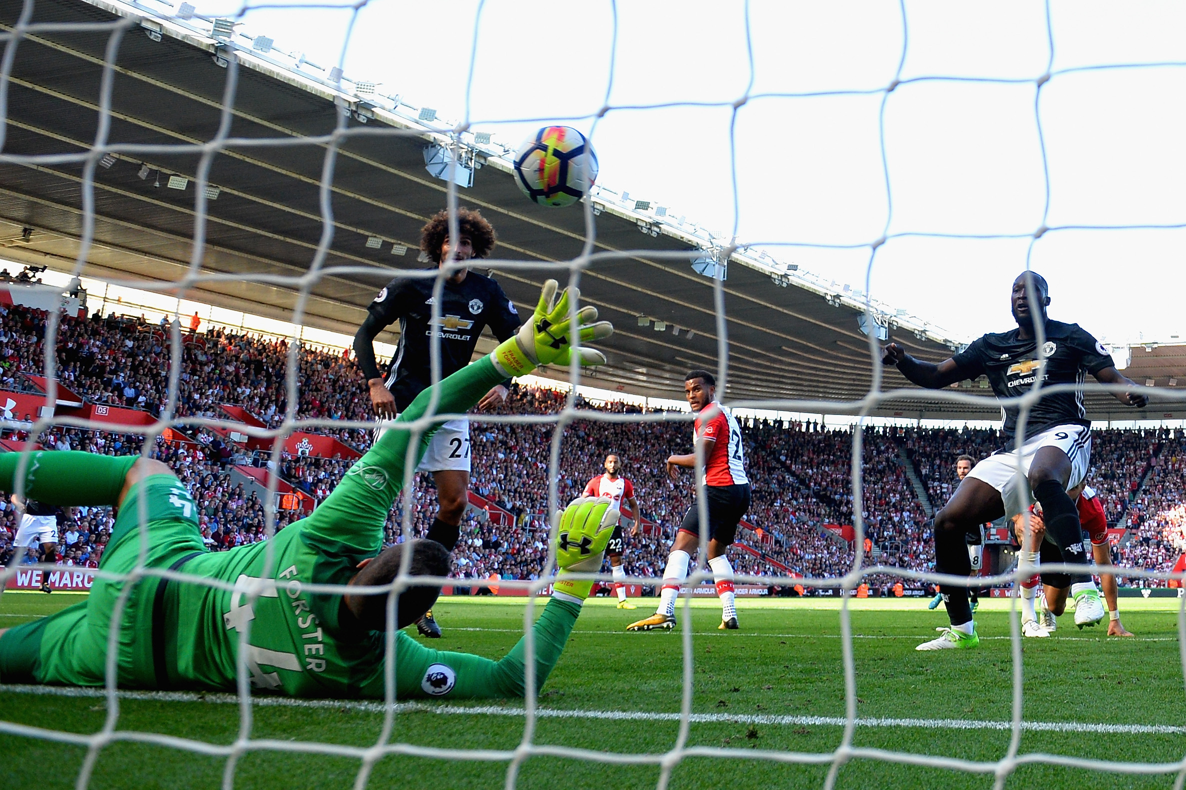 SOUTHAMPTON, ENGLAND - SEPTEMBER 23: Romelu Lukaku of Manchester United scores his sides first goal past Fraser Forster of Southampton during the Premier League match between Southampton and Manchester United at St Mary's Stadium on September 23, 2017 in Southampton, England. (Photo by Dan Mullan/Getty Images)