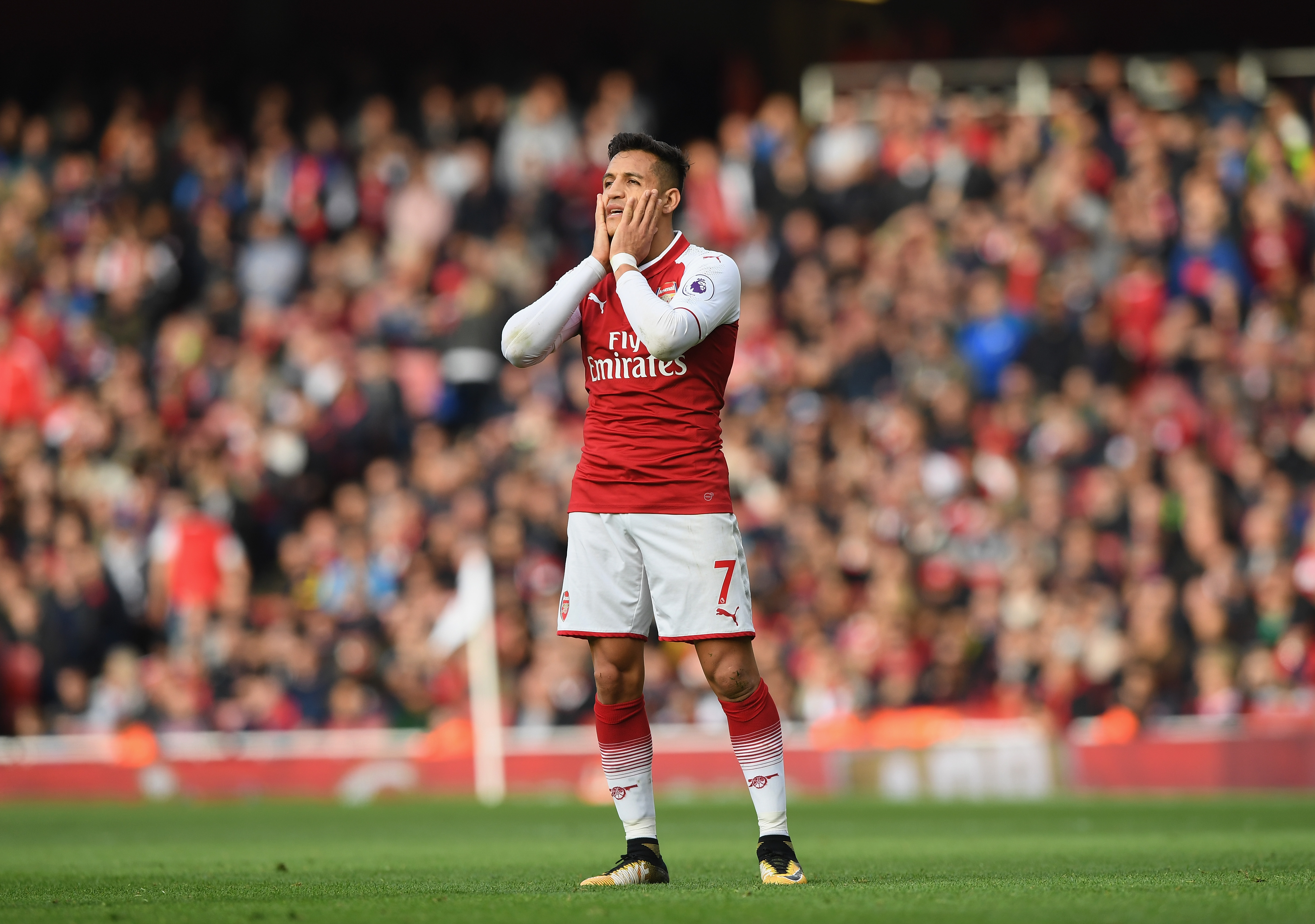 LONDON, ENGLAND - OCTOBER 28: Alexis Sanchez of Arsenal looks dejected during the Premier League match between Arsenal and Swansea City at Emirates Stadium on October 28, 2017 in London, England. (Photo by Shaun Botterill/Getty Images)