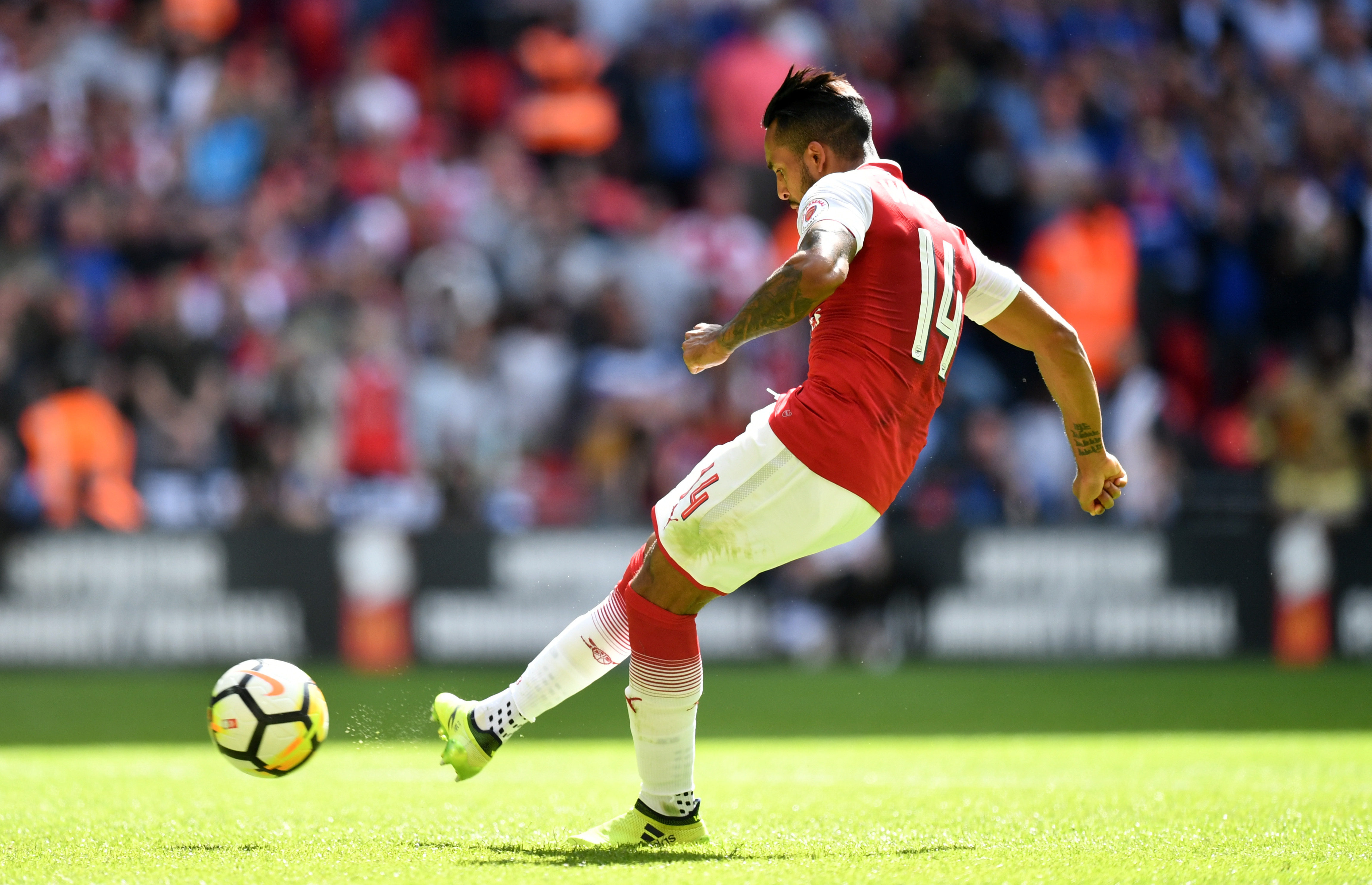 LONDON, ENGLAND - AUGUST 06: Theo Walcott of Arsenal scores his sides first penalty in the penalty shoot out during the The FA Community Shield final between Chelsea and Arsenal at Wembley Stadium on August 6, 2017 in London, England. (Photo by Dan Mullan/Getty Images)