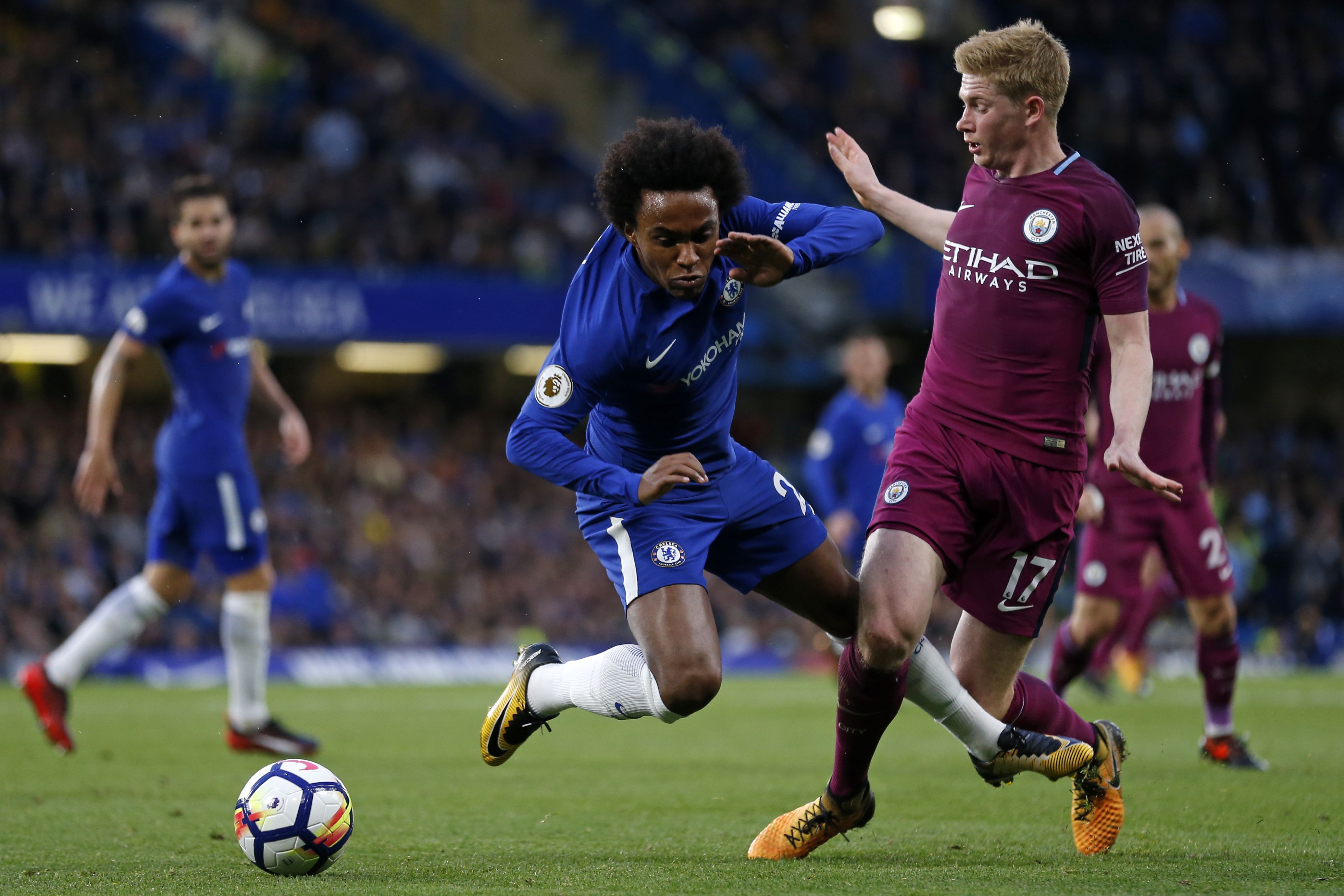 Chelsea's Brazilian midfielder Willian (C) vies with Manchester City's Belgian midfielder Kevin De Bruyne (R) during the English Premier League football match between Chelsea and Manchester City at Stamford Bridge in London on September 30, 2017. / AFP PHOTO / Ian KINGTON / RESTRICTED TO EDITORIAL USE. No use with unauthorized audio, video, data, fixture lists, club/league logos or 'live' services. Online in-match use limited to 75 images, no video emulation. No use in betting, games or single club/league/player publications. / (Photo credit should read IAN KINGTON/AFP/Getty Images)
