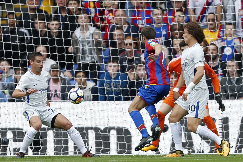 Crystal Palace's French midfielder Yohan Cabaye (C) hits a deflected shot off Chelsea's Spanish defender Cesar Azpilicueta (L) to open the scoring, Crystal Palace's first league goal of the season during the English Premier League football match between Crystal Palace and Chelsea at Selhurst Park in south London on October 14, 2017 / AFP PHOTO / Ian KINGTON / RESTRICTED TO EDITORIAL USE. No use with unauthorized audio, video, data, fixture lists, club/league logos or 'live' services. Online in-match use limited to 75 images, no video emulation. No use in betting, games or single club/league/player publications. / (Photo credit should read IAN KINGTON/AFP/Getty Images)