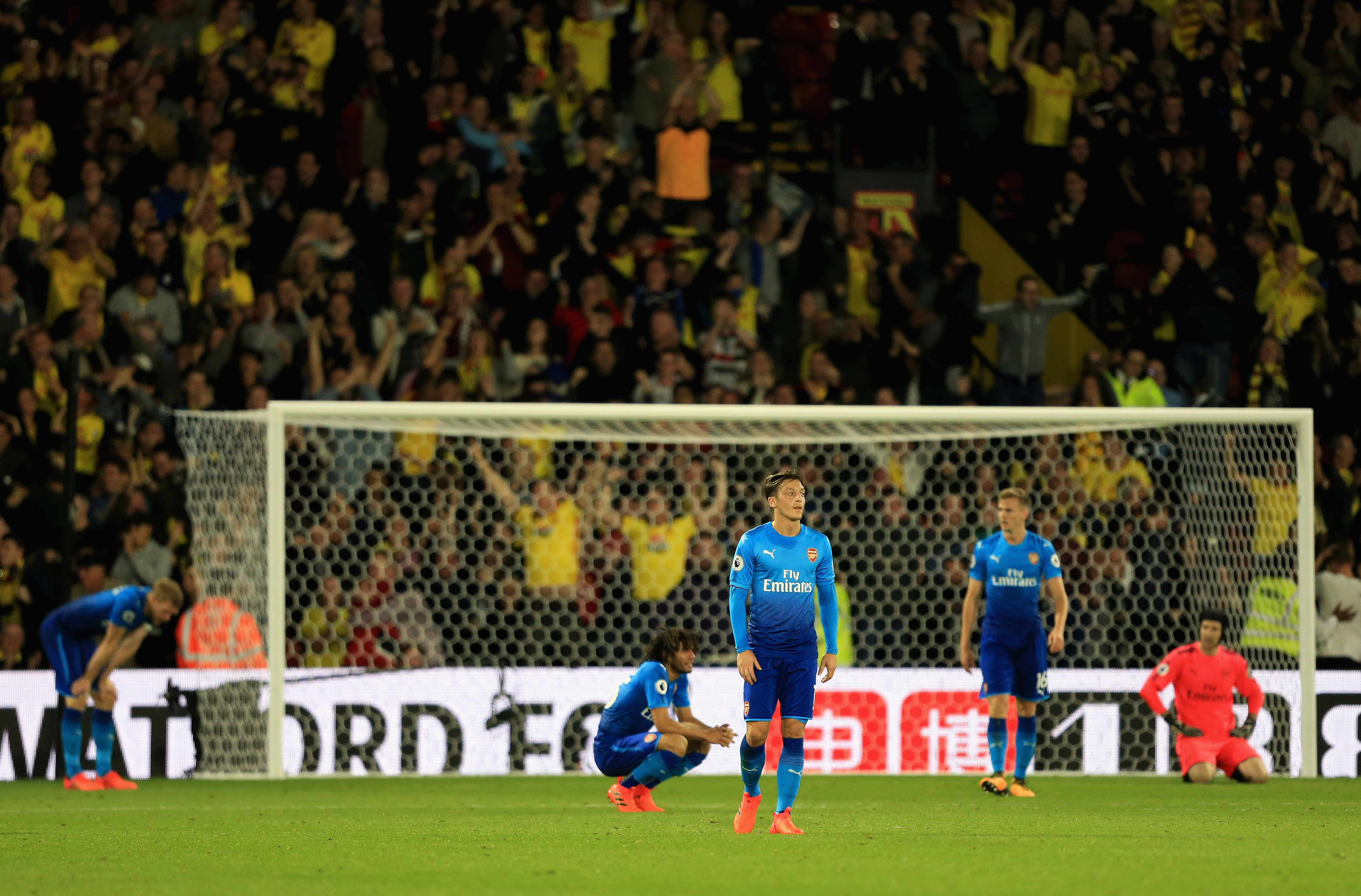 WATFORD, ENGLAND - OCTOBER 14:  Mesut Ozil of Arsenal and team mates look dejected as Tom Cleverley of Watford scores their second goal during the Premier League match between Watford and Arsenal at Vicarage Road on October 14, 2017 in Watford, England.  (Photo by Stephen Pond/Getty Images)