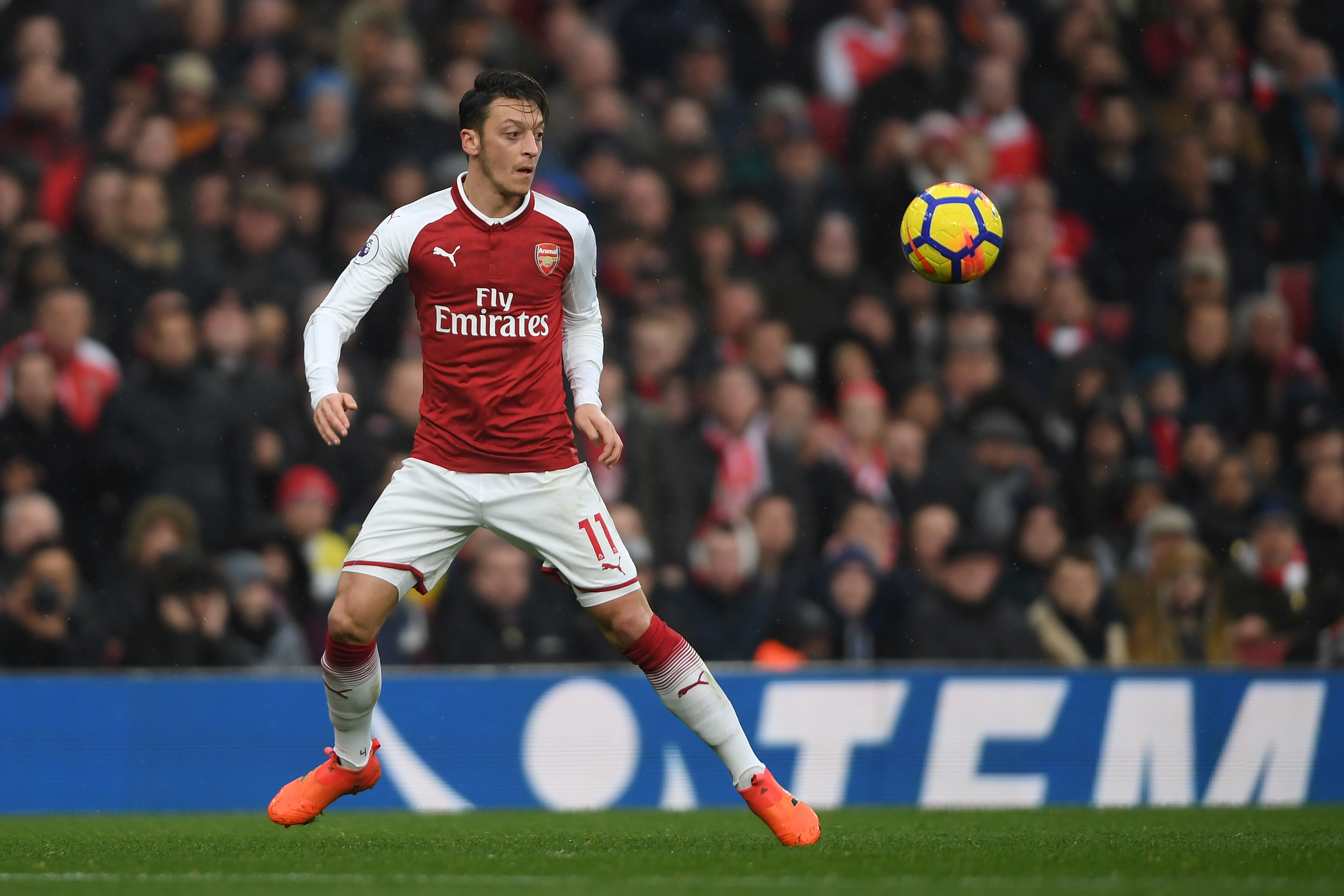 LONDON, ENGLAND - NOVEMBER 18: Mesut Ozil of Arsenal in action during the Premier League match between Arsenal and Tottenham Hotspur at Emirates Stadium on November 18, 2017 in London, England. (Photo by Mike Hewitt/Getty Images)