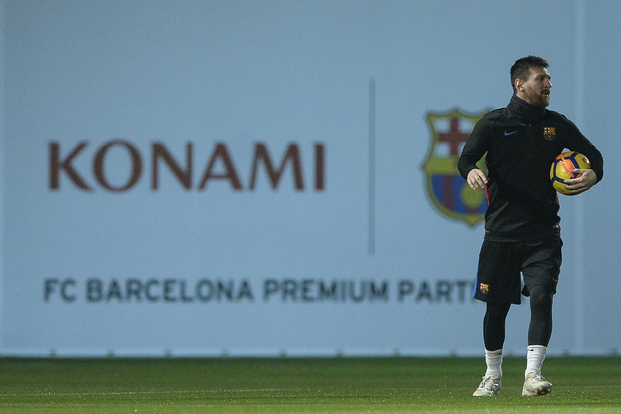 Barcelona's Argentinian forward Lionel Messi takes part in a training session at the FC Barcelona Joan Gamper sports center in Sant Joan Despi, near Barcelona on November 25, 2017. / AFP PHOTO / Josep LAGO        (Photo credit should read JOSEP LAGO/AFP/Getty Images)