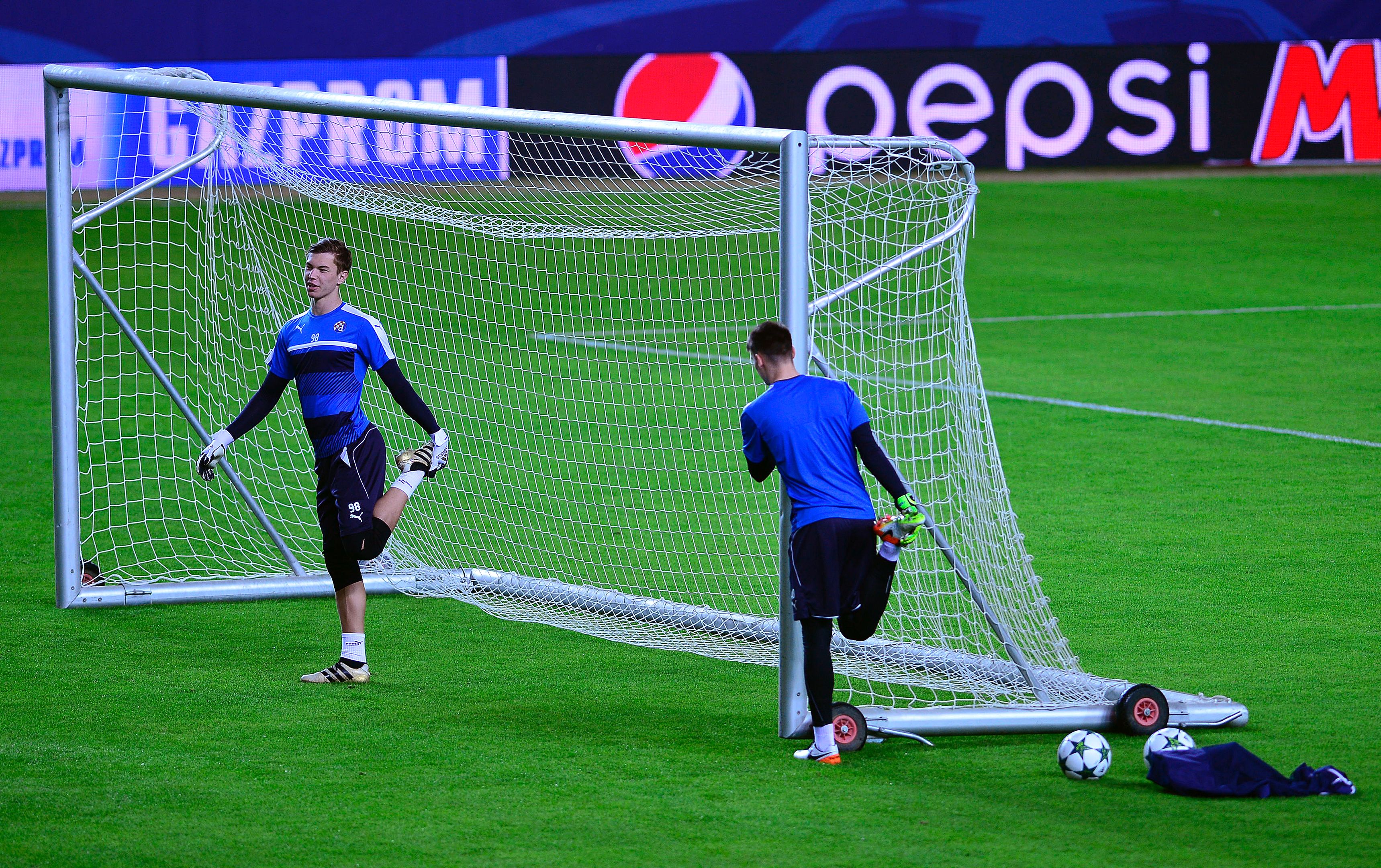 GNK Dinamo's goalkeeper Adrian Semper (L) stretches during a trainning session at the Sanchez Pizjuan's stadium in Sevilla on November 1, 2016, on the eve of the UEFA Champions League football match Sevilla FC vs GNK Dinamo Zagreb. / AFP / CRISTINA QUICLER (Photo credit should read CRISTINA QUICLER/AFP/Getty Images)