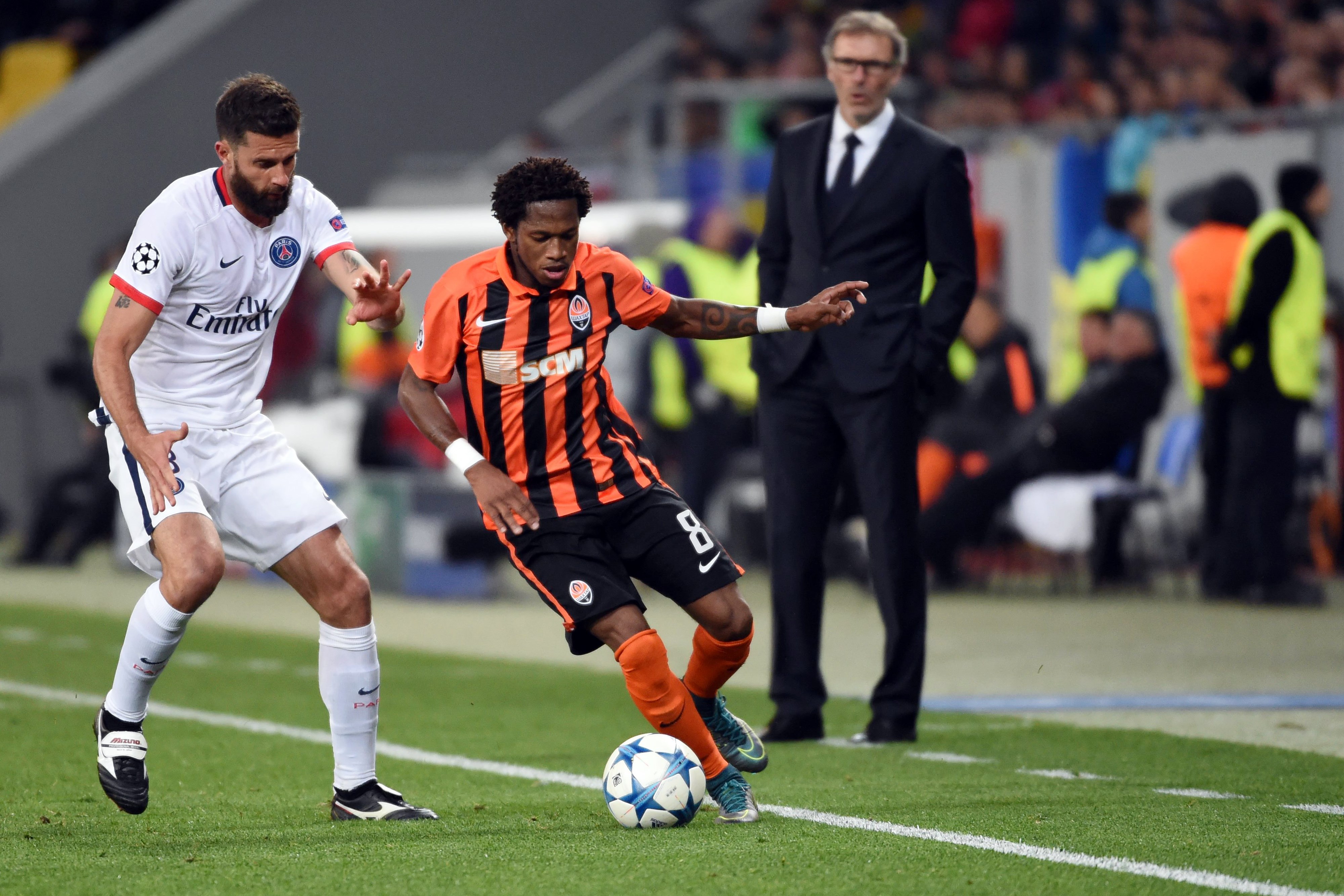 Paris Saint-Germain's Italian midfielder Thiago Motta (L) vies with Shakhtar Donetsk's Brazilian midfielder Fred during the UEFA Champions League group A football match between Shakhtar Donetsk and Paris Saint-Germain at the Arena Lviv, in the Ukrainian city of Lviv, on September 30, 2015. AFP PHOTO / PASCAL GUYOT (Photo credit should read PASCAL GUYOT/AFP/Getty Images)