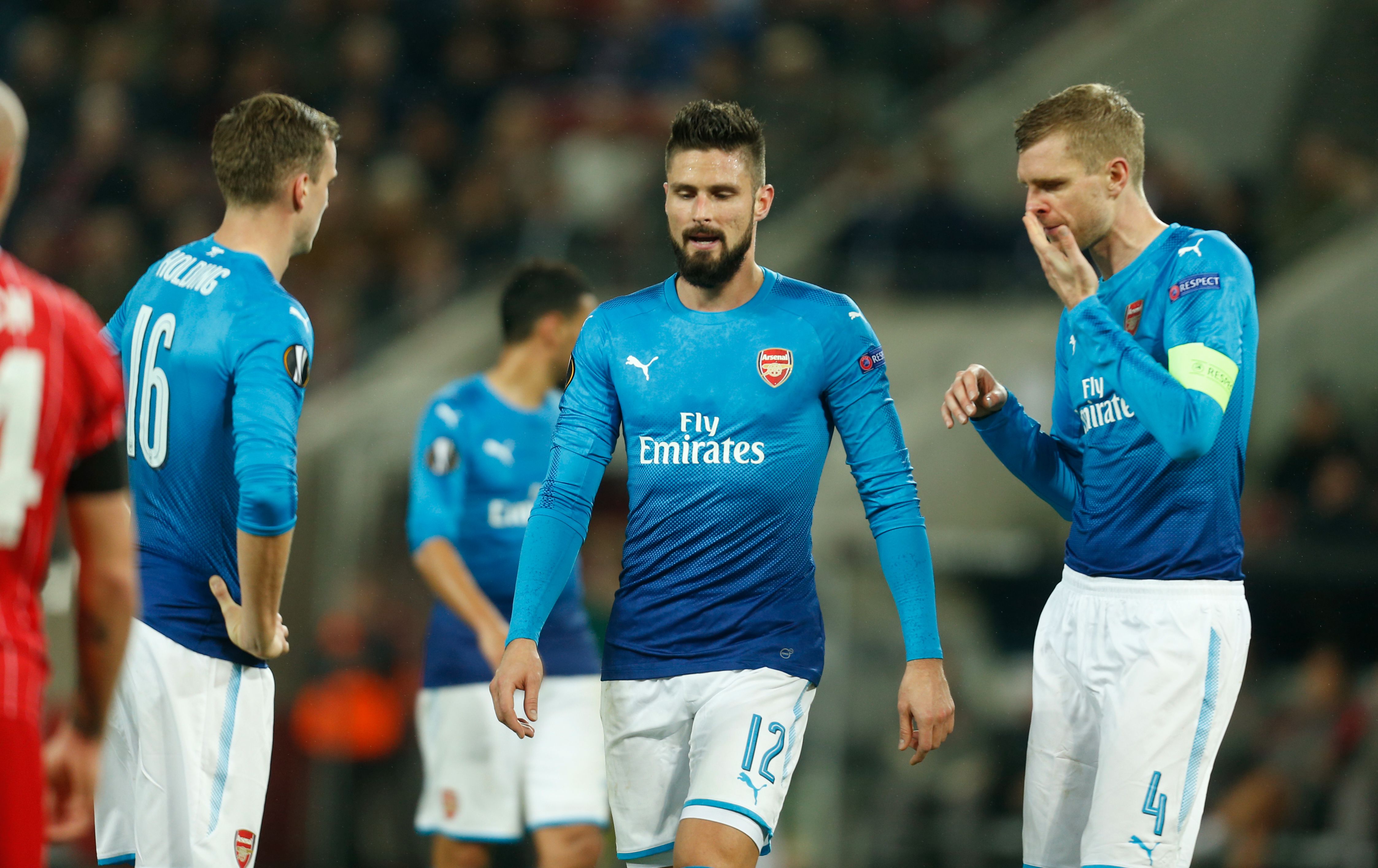 Arsenal's Rob Holding, Olivier Giroud and Per Mertesacker (R) react during the UEFA Europa League football match 1 FC Cologne v Arsenal FC on November 23, 2017 in Cologne, western Germany. / AFP PHOTO / INA FASSBENDER        (Photo credit should read INA FASSBENDER/AFP/Getty Images)