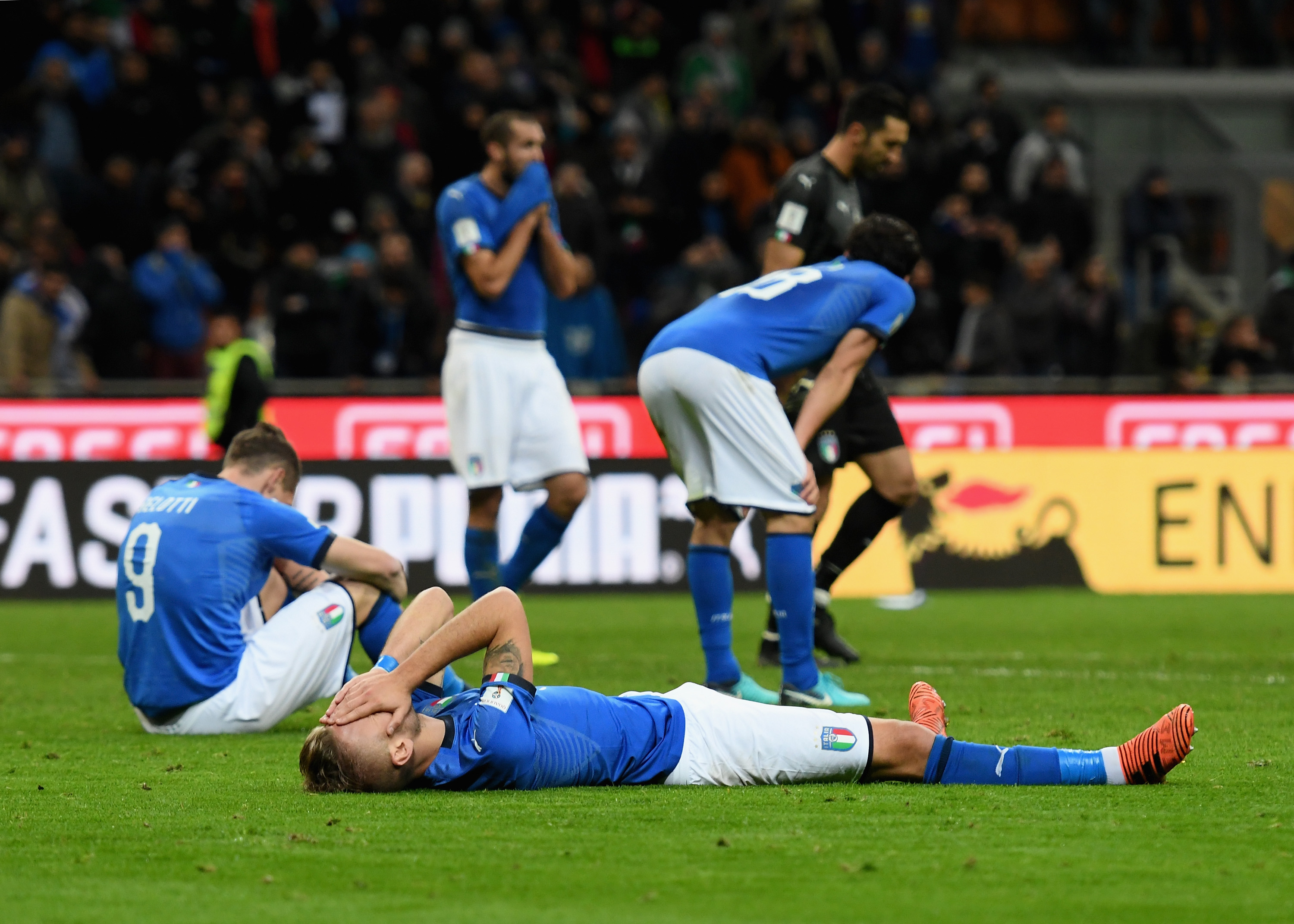 MILAN, ITALY - NOVEMBER 13: Players of Italy dejected at the end of the FIFA 2018 World Cup Qualifier Play-Off: Second Leg between Italy and Sweden at San Siro Stadium on November 13, 2017 in Milan, Italy. (Photo by Claudio Villa/Getty Images)