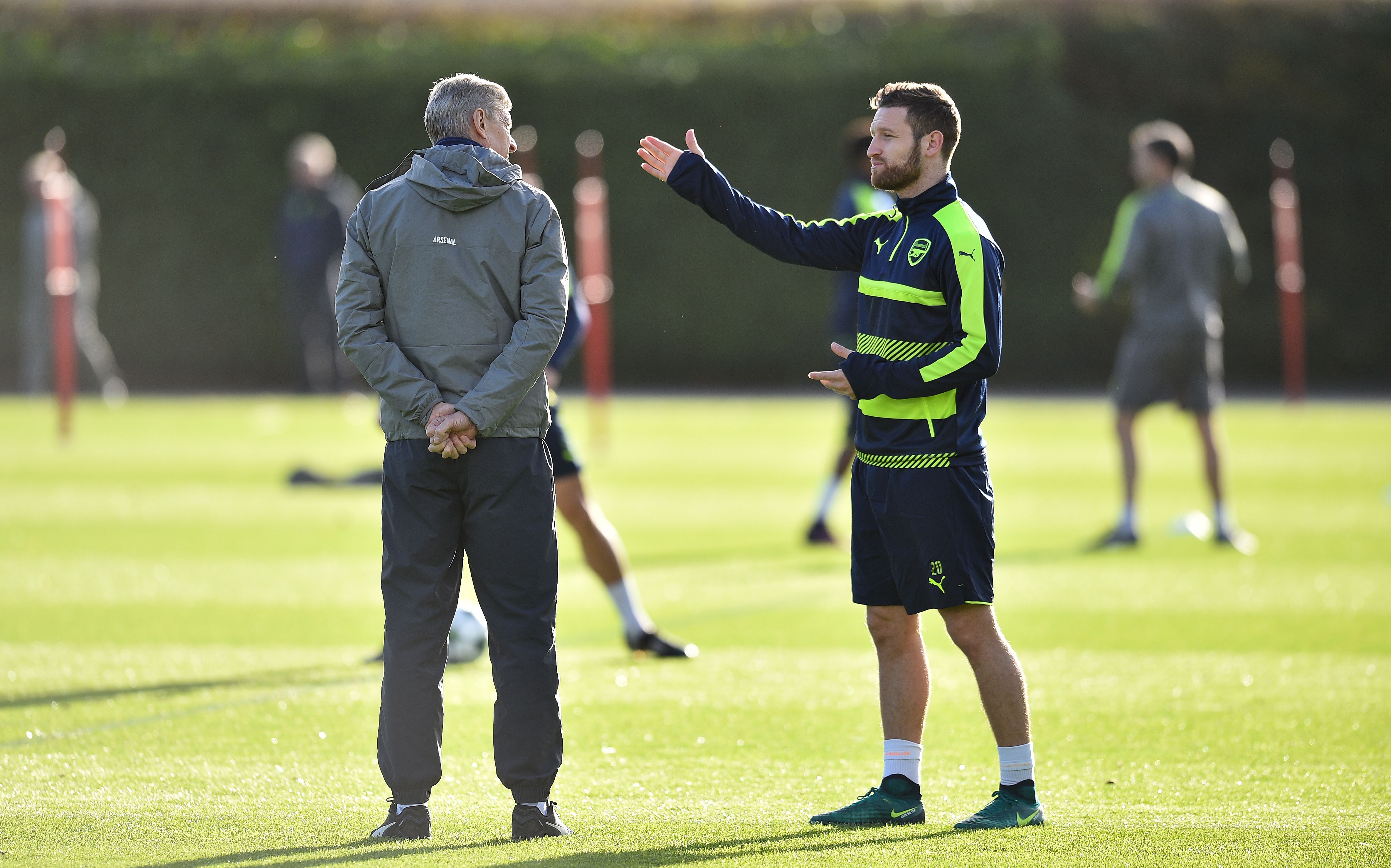 Arsenal's German defender Shkodran Mustafi (R) talks to French manager Arsene Wenger during a training session ahead of the UEFA Champions League group stage football match against Paris Saint Germain at Arsenal's training ground, London Colney on November 22, 2016. / AFP / GLYN KIRK (Photo credit should read GLYN KIRK/AFP/Getty Images)