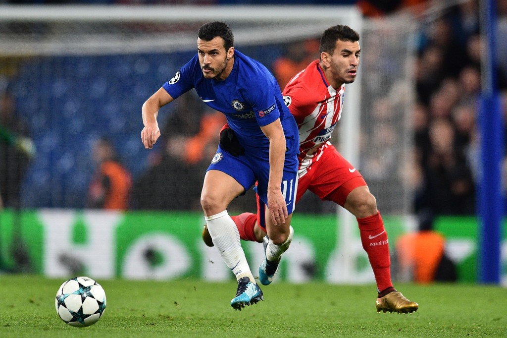 Chelsea's Spanish midfielder Pedro (L) vies with Atletico Madrid's Argentinian striker Angel Correa during a UEFA Champions League Group C football match between Chelsea and Atletico Madrid at Stamford Bridge in London on December 5, 2017. / AFP PHOTO / Glyn KIRK (Photo credit should read GLYN KIRK/AFP/Getty Images)