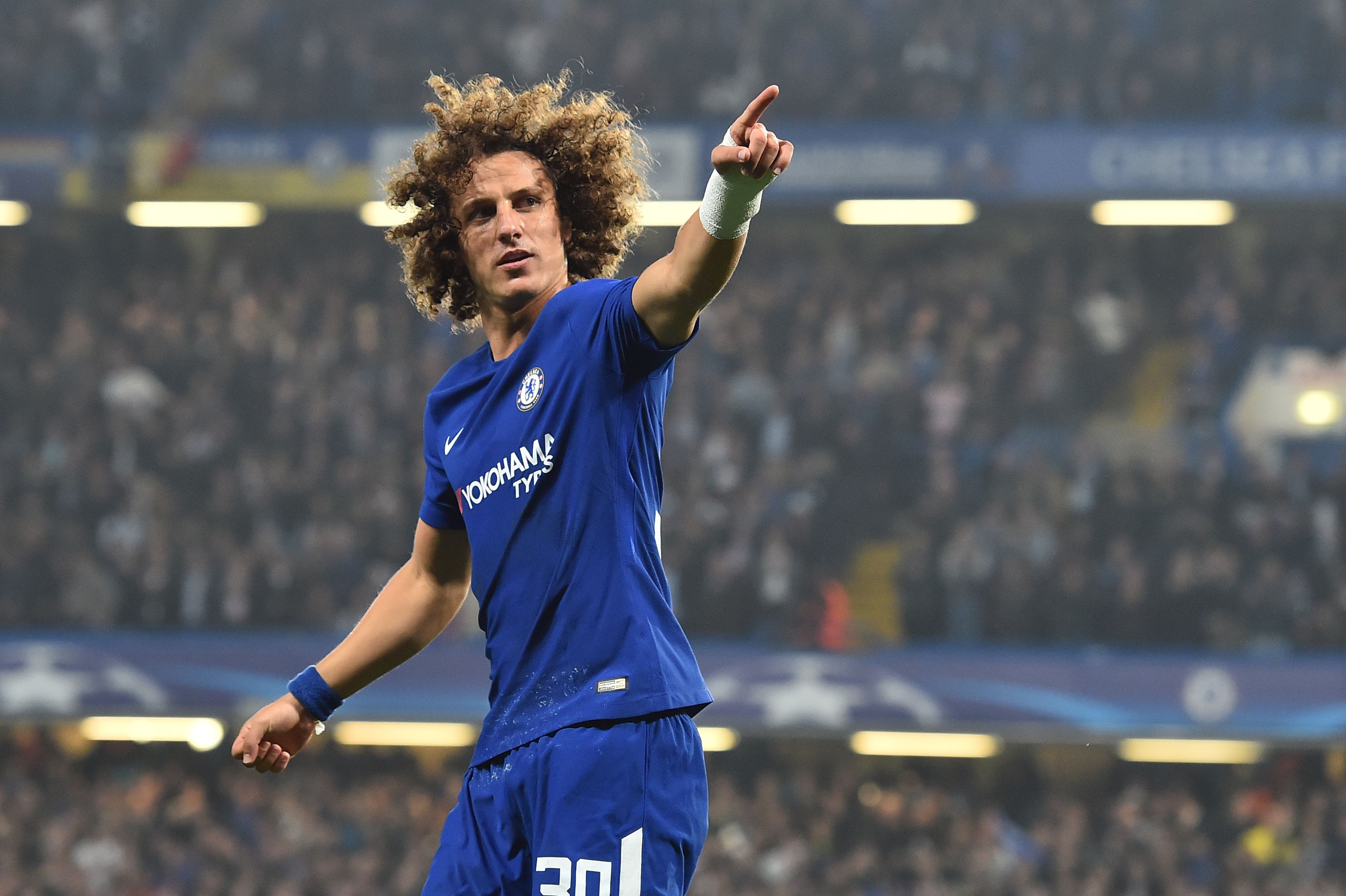 Chelsea's Brazilian defender David Luiz celebrates after scoring during a UEFA Champions league group stage football match between Chelsea and Roma at Stamford Bridge in London on October 18, 2017. / AFP PHOTO / Glyn KIRK (Photo credit should read GLYN KIRK/AFP/Getty Images)