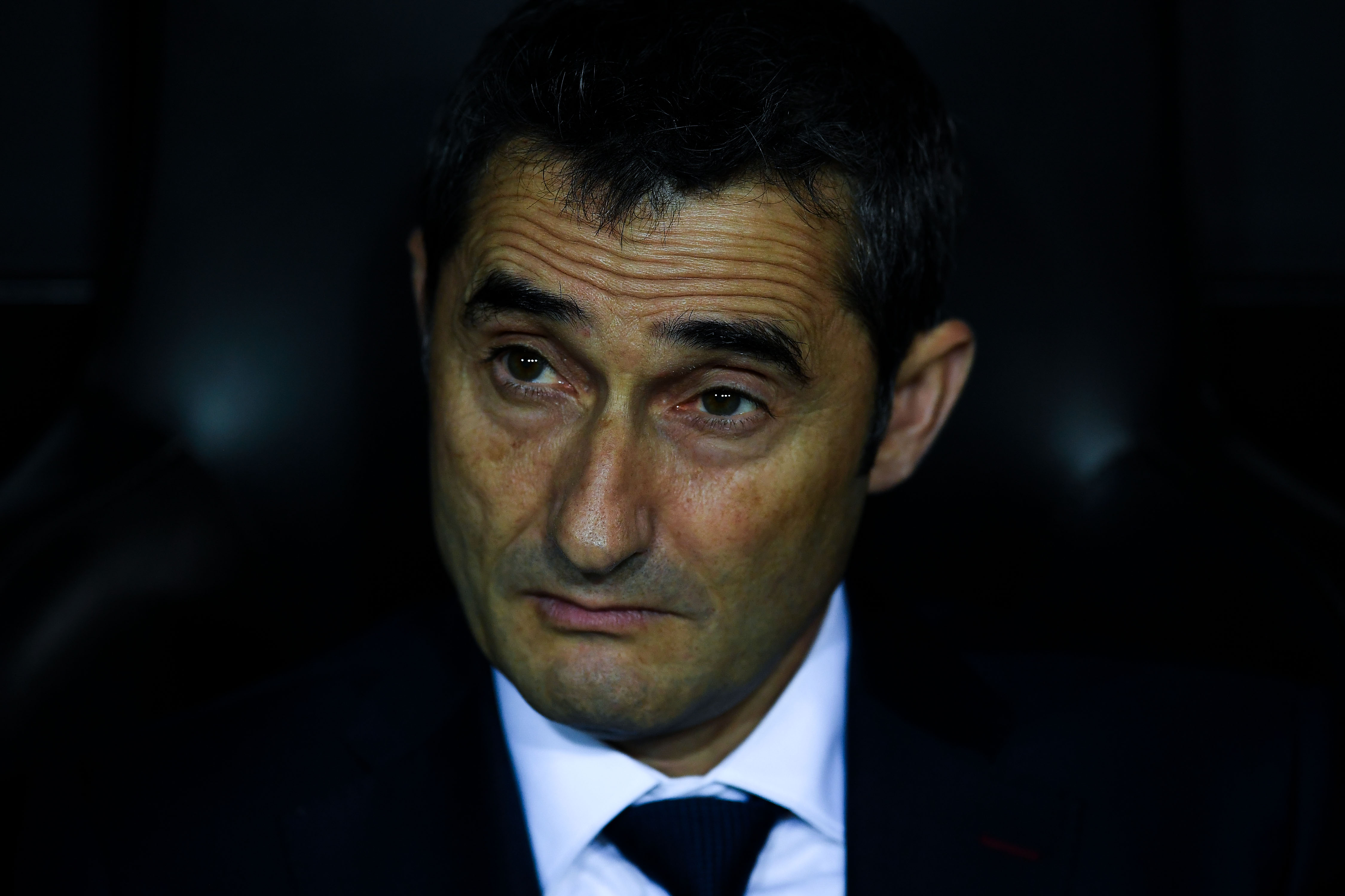 VALENCIA, SPAIN - NOVEMBER 26:  Head coach Ernesto Valverde of FC Barcelona looks on during the La Liga match between Valencia and Barcelona at Mestalla stadium on November 26, 2017 in Valencia, Spain.  (Photo by David Ramos/Getty Images)