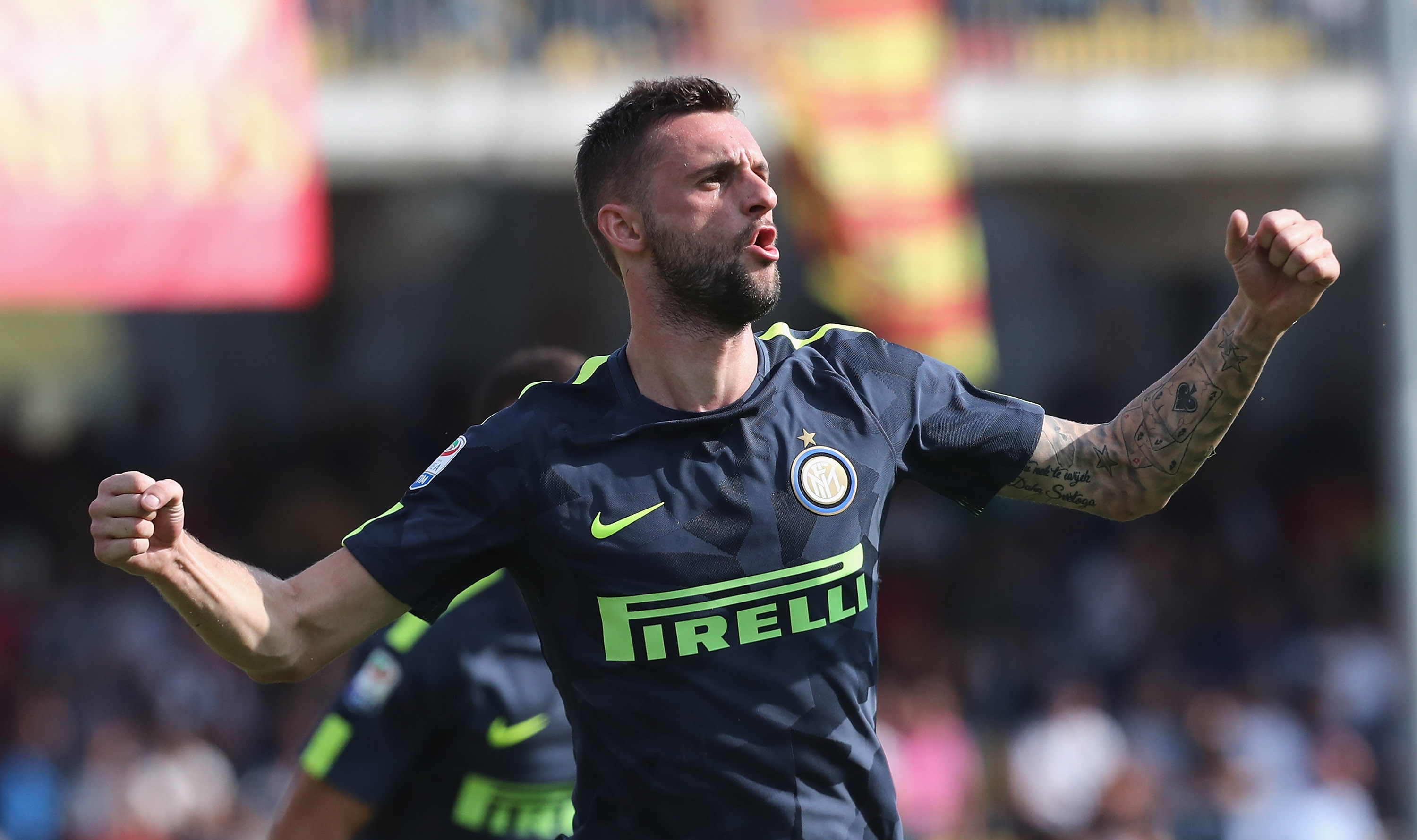 BENEVENTO, ITALY - OCTOBER 01: Marcelo Brozovic of Inter celebrates after scoring his team's second goal during the Serie A match between Benevento Calcio and FC Internazionale at Stadio Ciro Vigorito on October 1, 2017 in Benevento, Italy. (Photo by Maurizio Lagana/Getty Images)
