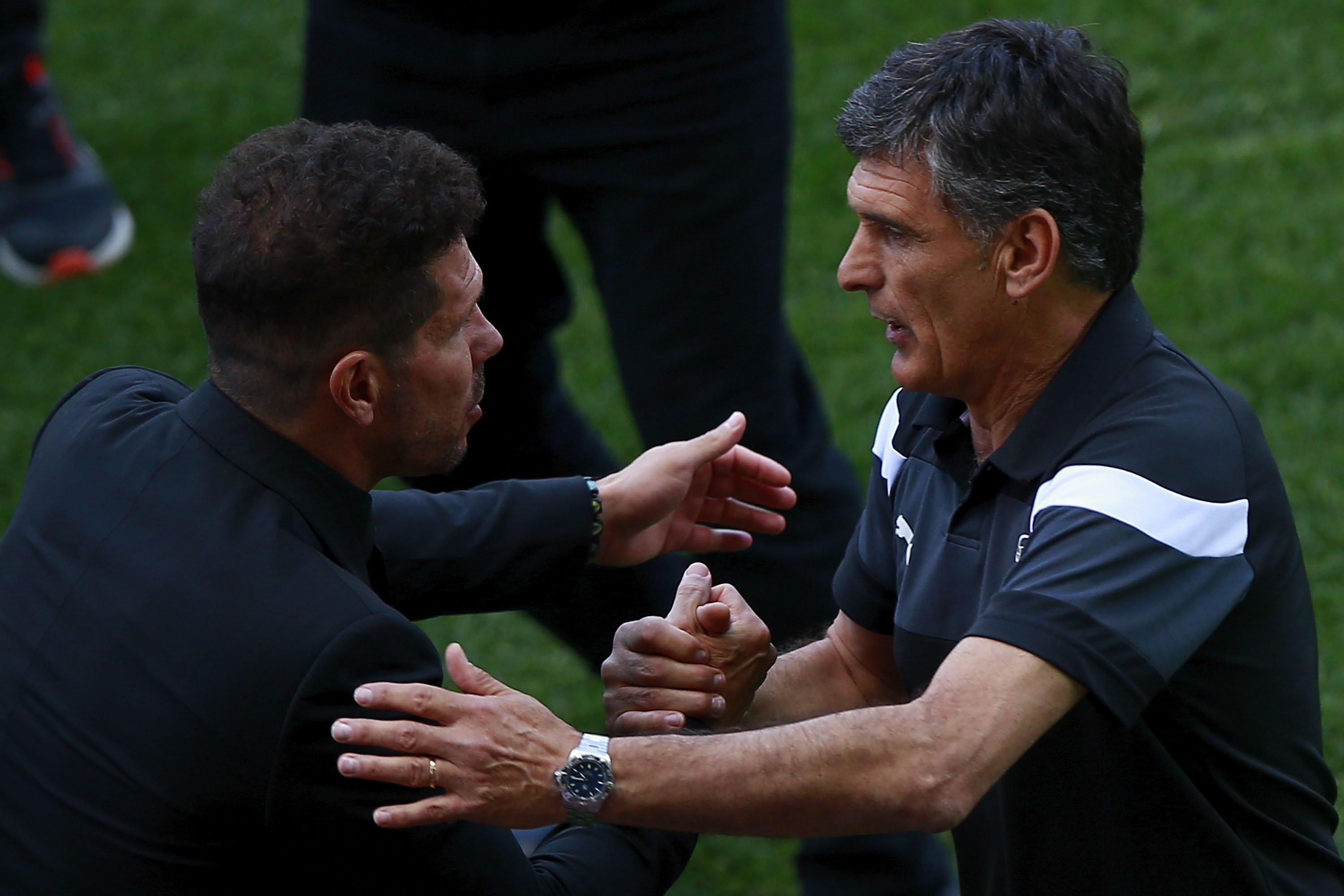 MADRID, SPAIN - MAY 06: Head coach Diego Pablo Simeone (L) of Atletico de Madrid shakes hands with coach Jose Luis Mendilibar (R) of SD Eibar prior to start the La Liga match between Club Atletico de Madrid and SD Eibar at Estadio Vicente Calderon on May 6, 2017 in Madrid, Spain. (Photo by Gonzalo Arroyo Moreno/Getty Images)