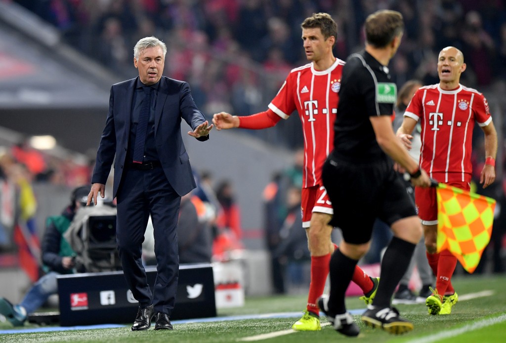 MUNICH, GERMANY - SEPTEMBER 22: Carlo Ancelotti (L), head coach of Muenchen shake hands with Thomas Mueller during the Bundesliga match between FC Bayern Muenchen and VfL Wolfsburg at Allianz Arena on September 22, 2017 in Munich, Germany. (Photo by Sebastian Widmann/Bongarts/Getty Images)