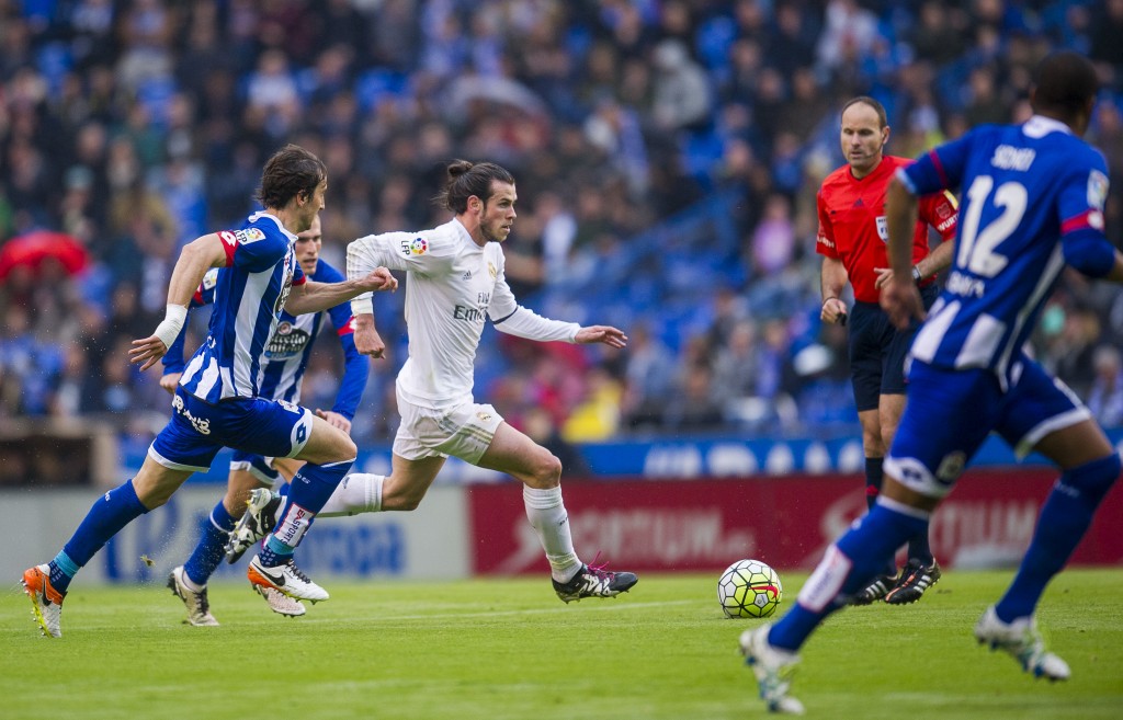 LA CORUNA, SPAIN - MAY 14: Gareth Bale of Real Madrid duels for the ball with Pedro Mosquera of RC Deportivo La Coruna during the La Liga match between RC Deportivo La Coruna and Real Madrid CF at Riazor Stadium on May 14, 2016 in La Coruna, Spain. (Photo by Juan Manuel Serrano Arce/Getty Images)