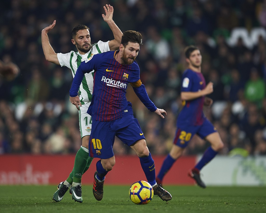 SEVILLE, SPAIN - JANUARY 21: Lionel Messi of FC Barcelona (R) being followed by Riza Durmisi of Real Betis Balompie (L) the La Liga match between Real Betis and Barcelona at Estadio Benito Villamarin on January 21, 2018 in Seville, . (Photo by Aitor Alcalde/Getty Images)