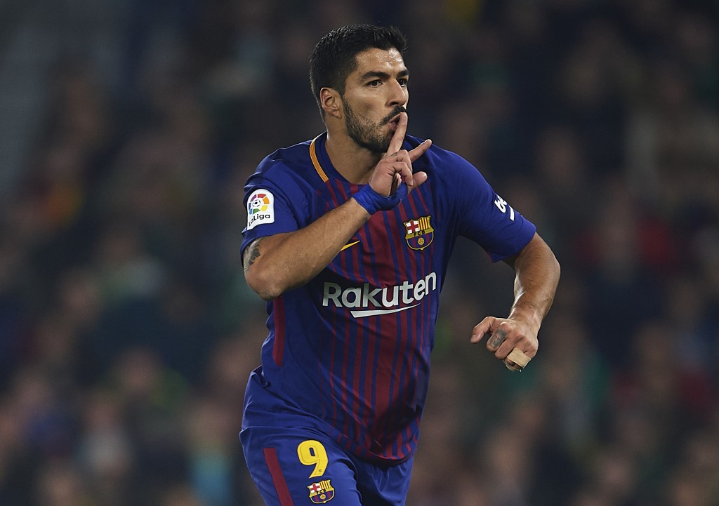 SEVILLE, SPAIN - JANUARY 21: Luis Suarez of FC Barcelona celebrates after scoring the third goal for FC Barcelona during the La Liga match between Real Betis and Barcelona at Estadio Benito Villamarin on January 21, 2018 in Seville, . (Photo by Aitor Alcalde/Getty Images)