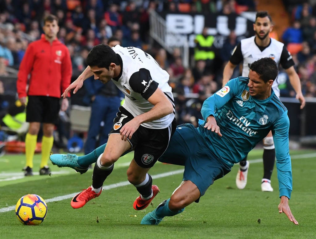 Tackling done right! (Picture Courtesy - AFP/Getty Images)