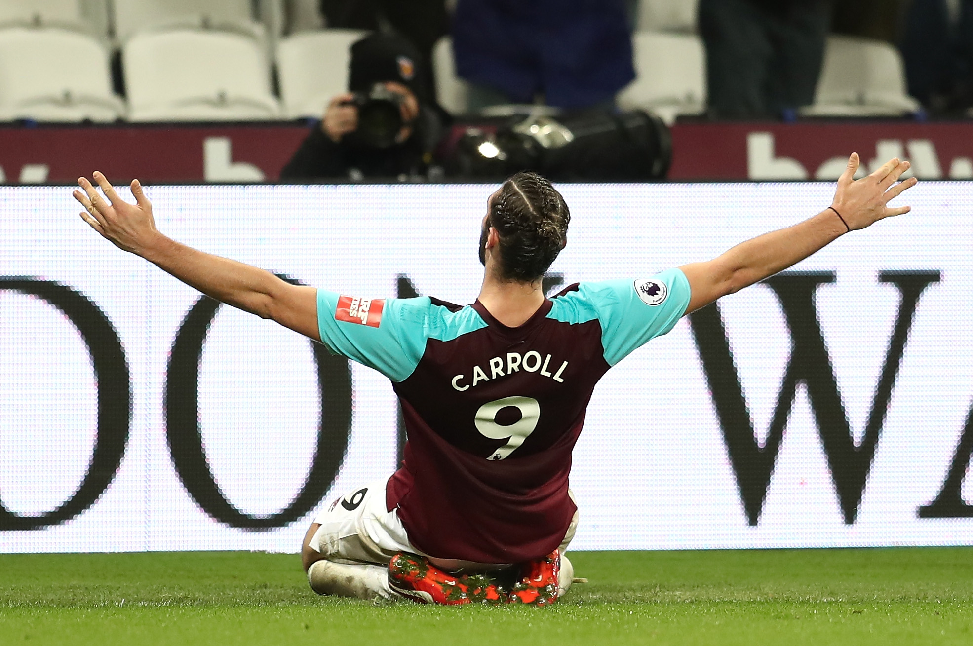 LONDON, ENGLAND - JANUARY 02: Andy Carroll of West Ham United celebrates after scoring his sides second goal during the Premier League match between West Ham United and West Bromwich Albion at London Stadium on January 2, 2018 in London, England. (Photo by Catherine Ivill/Getty Images)