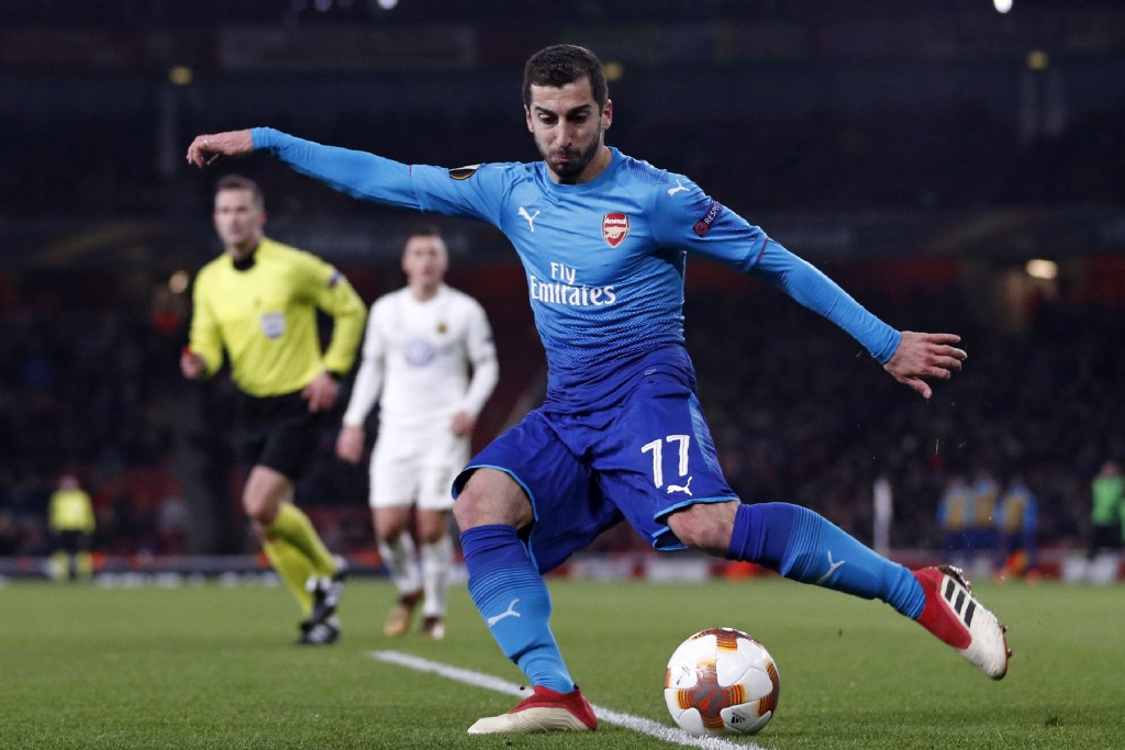 Arsenal's Armenian midfielder Henrikh Mkhitaryan crosses the ball during the second leg of the Europa League Round of 32 football match between Arsenal and Ostersunds at the Emirates Stadium in London on February 22, 2018. / AFP PHOTO / Adrian DENNIS / RESTRICTED TO EDITORIAL USE. No use with unauthorized audio, video, data, fixture lists, club/league logos or 'live' services. Online in-match use limited to 75 images, no video emulation. No use in betting, games or single club/league/player publications. / (Photo credit should read ADRIAN DENNIS/AFP/Getty Images)