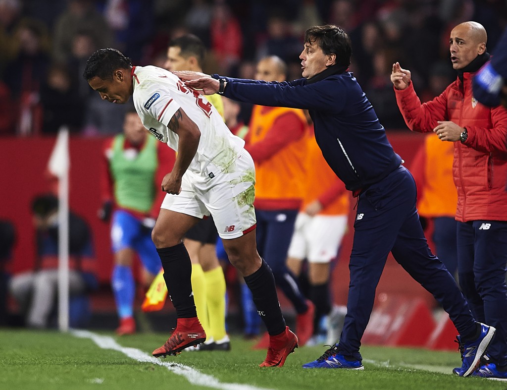 SEVILLE, SPAIN - JANUARY 28: Luis Muriel of Sevilla FC (L) celebrates after scoring the first goal for Sevilla FC with his coach Vincenzo Montella of Sevilla FC during the La Liga match between Sevilla and Getafe at Estadio Ramon Sanchez Pizjuan on January 28, 2018 in Seville, Spain. (Photo by Aitor Alcalde/Getty Images)