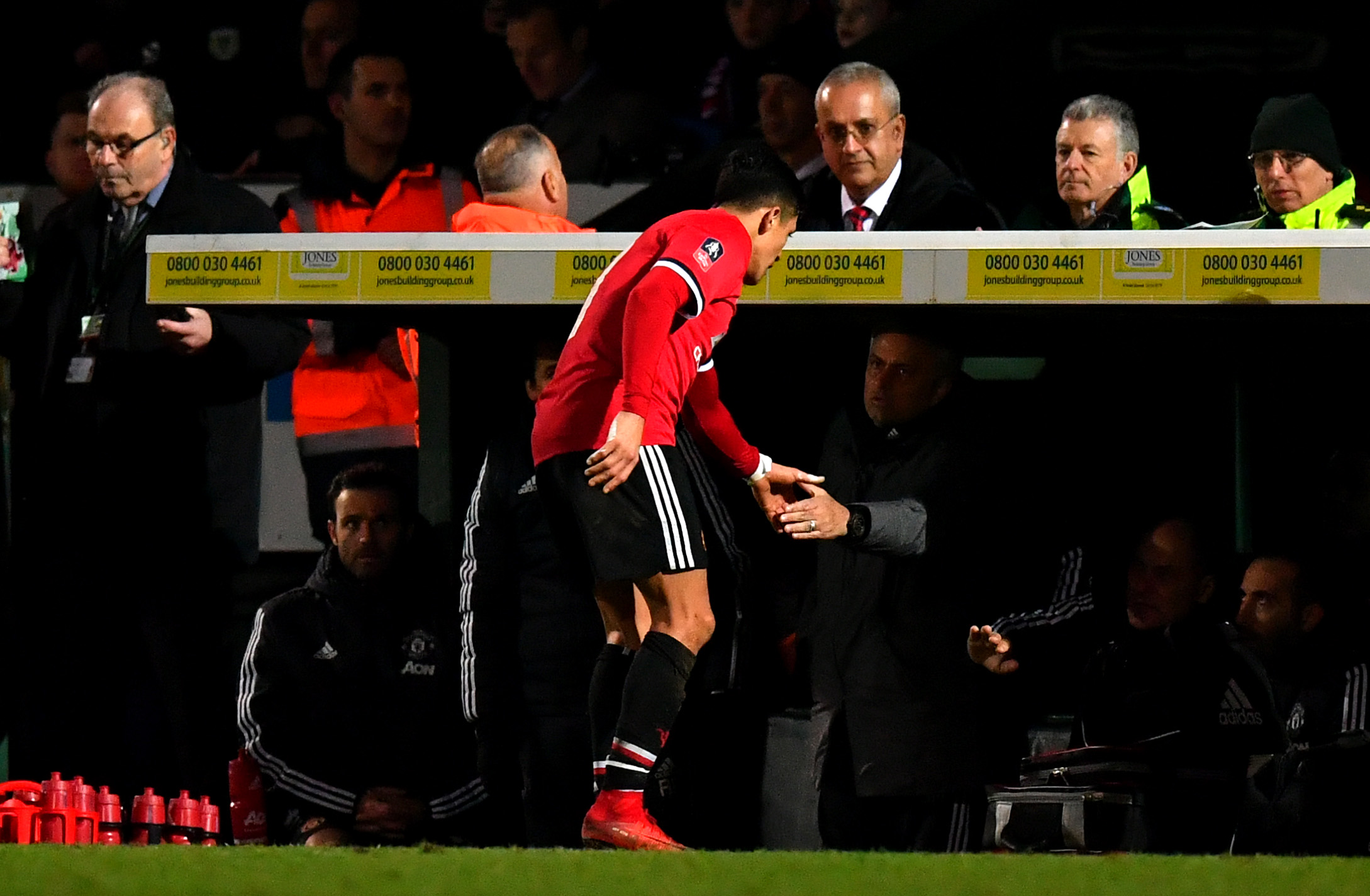 YEOVIL, ENGLAND - JANUARY 26: Alexis Sanchez of Manchester United shakes hands with Jose Mourinho, Manager of Manchester United as he is substituted during The Emirates FA Cup Fourth Round match between Yeovil Town and Manchester United at Huish Park on January 26, 2018 in Yeovil, England. (Photo by Dan Mullan/Getty Images)