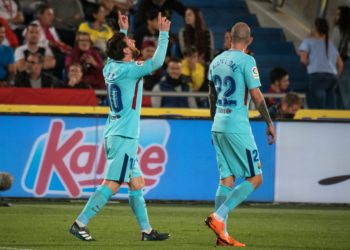 Barcelona's Argentinian forward Lionel Messi (L) celebrates with Barcelona's Spanish midfielder Aleix Vidal (R) after scoring during the Spanish league football match UD Las Palmas vs FC Barcelona at the Gran Canaria stadium in Las Palmas de Gran Canaria on March 01, 2018. / AFP PHOTO / DESIREE MARTIN        (Photo credit should read DESIREE MARTIN/AFP/Getty Images)