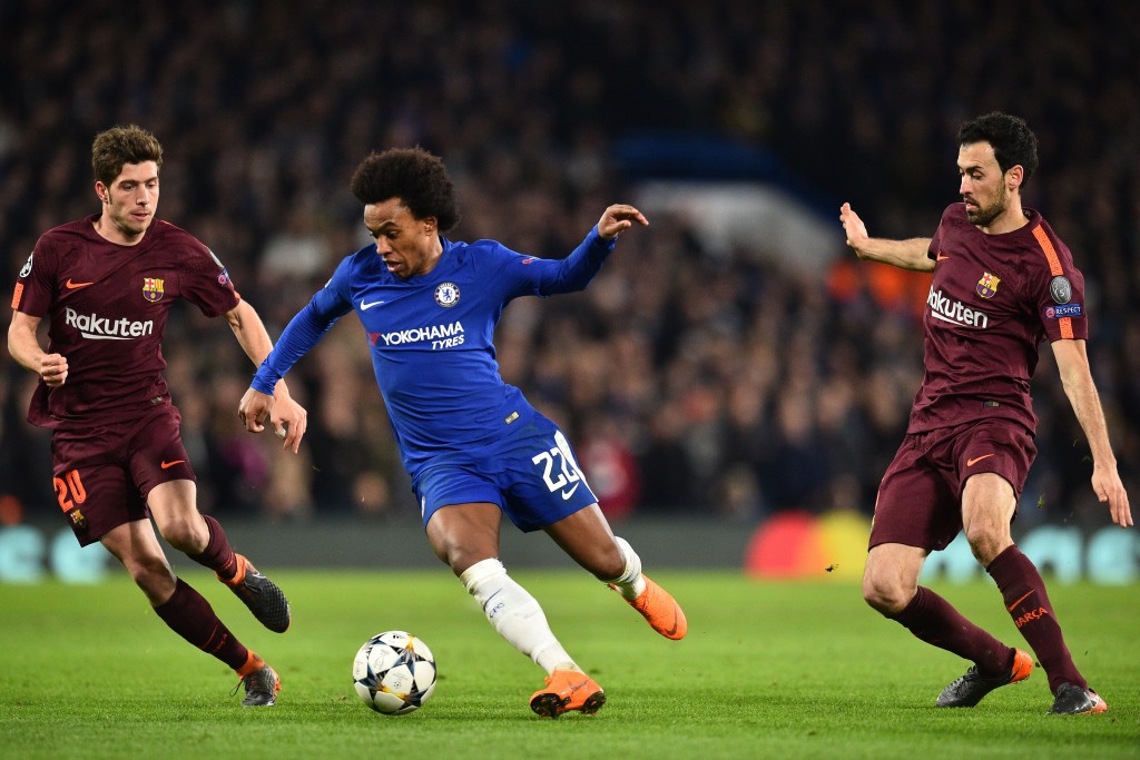 Chelsea's Brazilian midfielder Willian (C) vies with Barcelona's Spanish midfielder Sergi Roberto (L) and Barcelona's Spanish midfielder Sergio Busquets (R) during the first leg of the UEFA Champions League round of 16 football match between Chelsea and Barcelona at Stamford Bridge stadium in London on February 20, 2018. / AFP PHOTO / Glyn KIRK (Photo credit should read GLYN KIRK/AFP/Getty Images)
