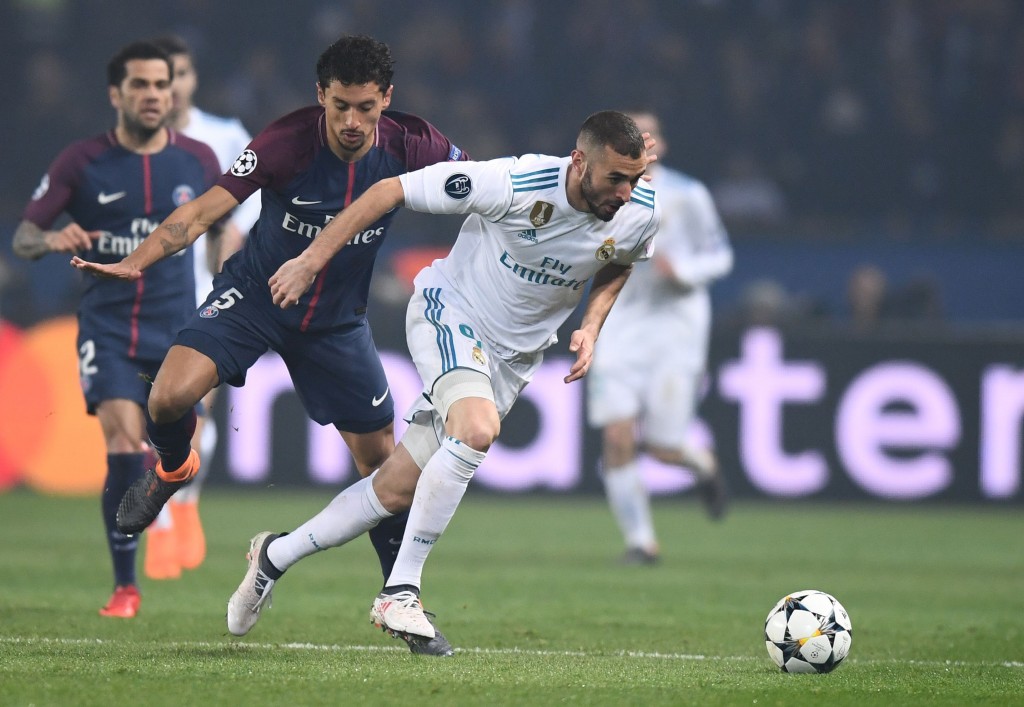 Real Madrid's French forward Karim Benzema (R) vies for the ball with Paris Saint-Germain's Brazilian defender Marquinhos during the UEFA Champions League round of 16 second leg football match between Paris Saint-Germain (PSG) and Real Madrid on March 6, 2018, at the Parc des Princes stadium in Paris. / AFP PHOTO / FRANCK FIFE (Photo credit should read FRANCK FIFE/AFP/Getty Images)