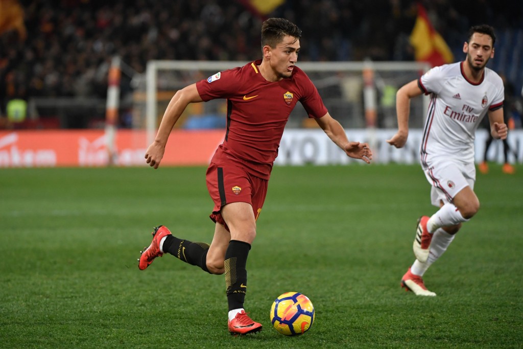 Roma's Turkish midfielder Cengiz Under runs with the ball during the Italian Serie A football match between AS Roma and AC Milan on February 25, 2018, at the Olympic Stadium in rome. / AFP PHOTO / Andreas SOLARO (Photo credit should read ANDREAS SOLARO/AFP/Getty Images)