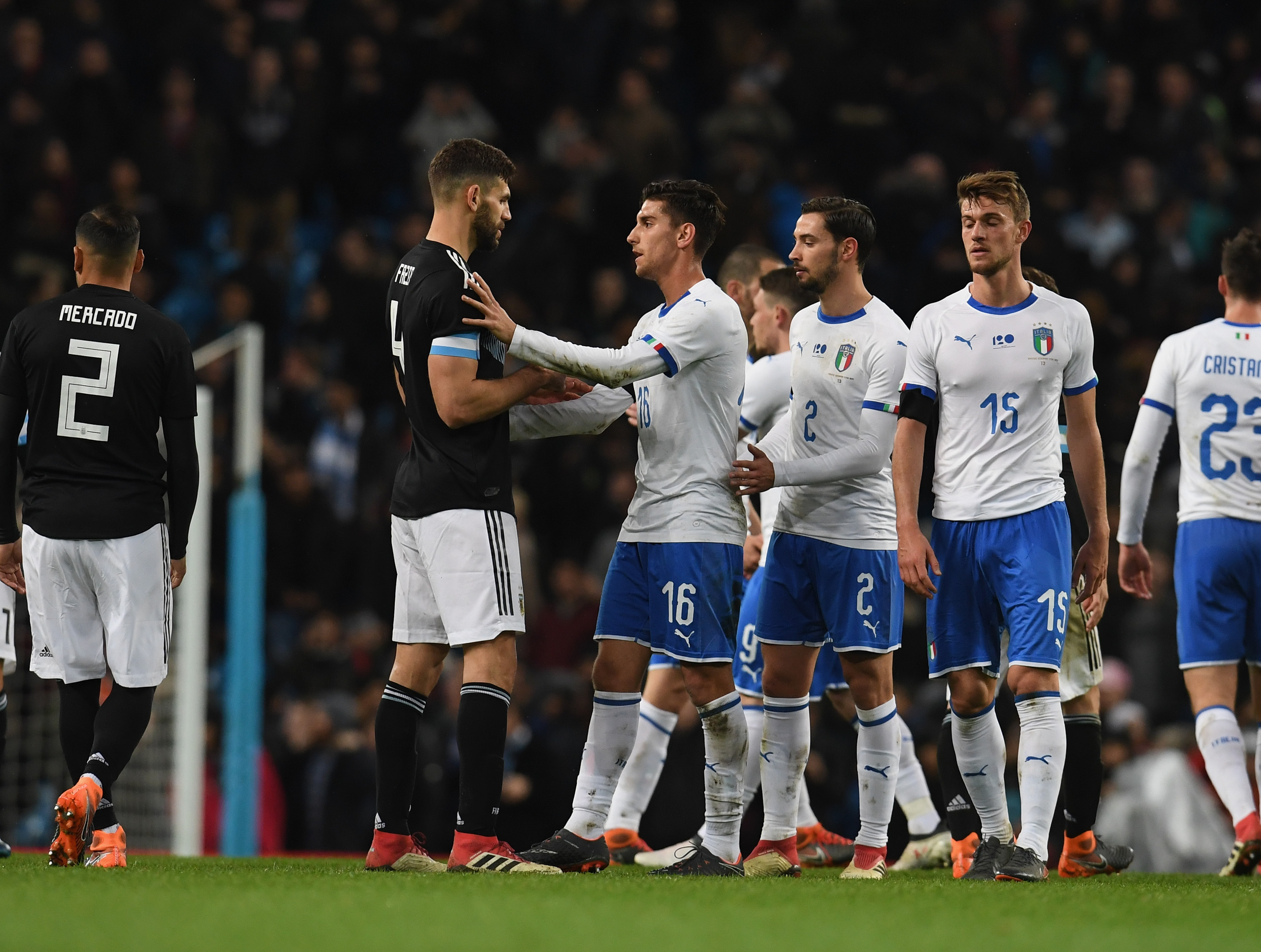 MANCHESTER, ENGLAND - MARCH 23: Lorenzo Pellegrini of Italy and Diego Perotti of Argentina chat on the pitch after the International friendly match between Italy and Argentina at Etihad Stadium on March 23, 2018 in Manchester, England. (Photo by Claudio Villa/Getty Images)