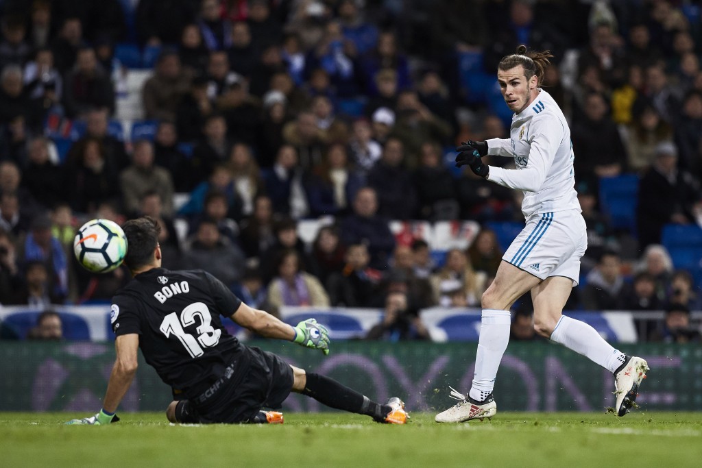 MADRID, SPAIN - MARCH 18: Gareth Bale (R) of Real Madrid CF scores their fifth goal during the La Liga match between Real Madrid CF and Girona FC at Estadio Santiago Bernabeu on March 18, 2018 in Madrid, Spain. (Photo by Gonzalo Arroyo Moreno/Getty Images)