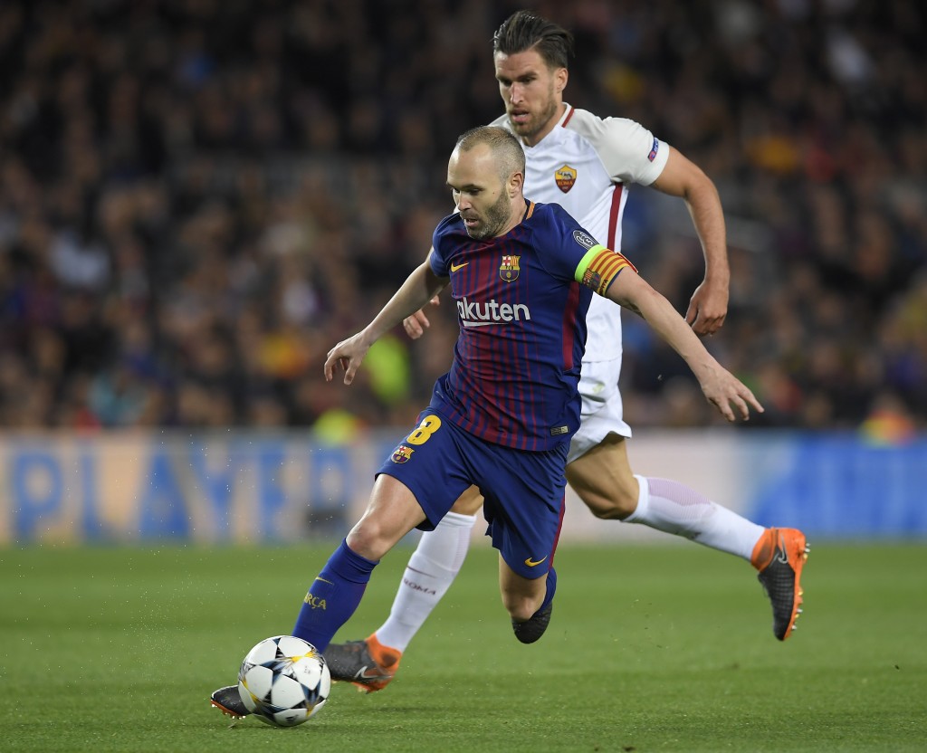 Barcelona's Spanish defender Gerard Pique (L) vies with Roma's Dutch midfielder Kevin Strootman during the UEFA Champions League quarter-final first leg football match between FC Barcelona and AS Roma at the Camp Nou Stadium in Barcelona on April 4, 2018. / AFP PHOTO / LLUIS GENE (Photo credit should read LLUIS GENE/AFP/Getty Images)